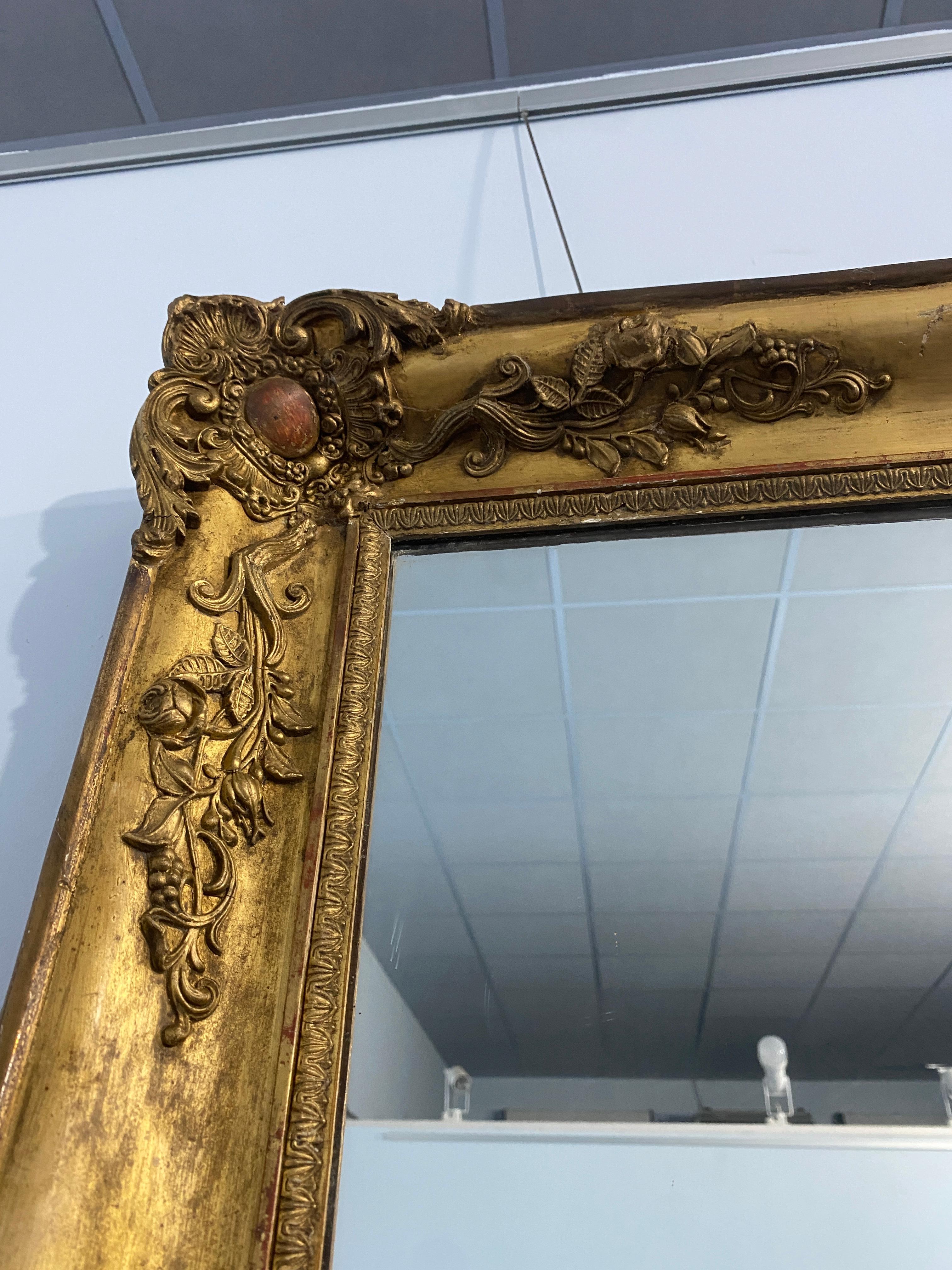 Antica specchiera francese dorata a foglia d'oro epoca Napoleone Terzo, 1870 For Sale 1