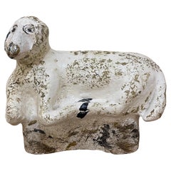 Antigua estatua de oveja de hormigón, primera mitad del siglo XX