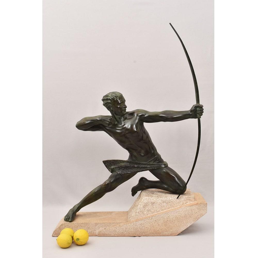 La Scultura Antica, anni trenta, propone un Guerriero un Arciere con arco e freccia che esprime forza e potenza.

L'opera qui proposta è in Metallo di Antimonio realizzata nella prima metà del Novecento. Art Déco

La scultura ha la sua Patina Verde