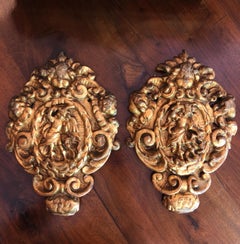 Frises italiennes anciennes en bois doré avec la figure de Saint Michel 1750s