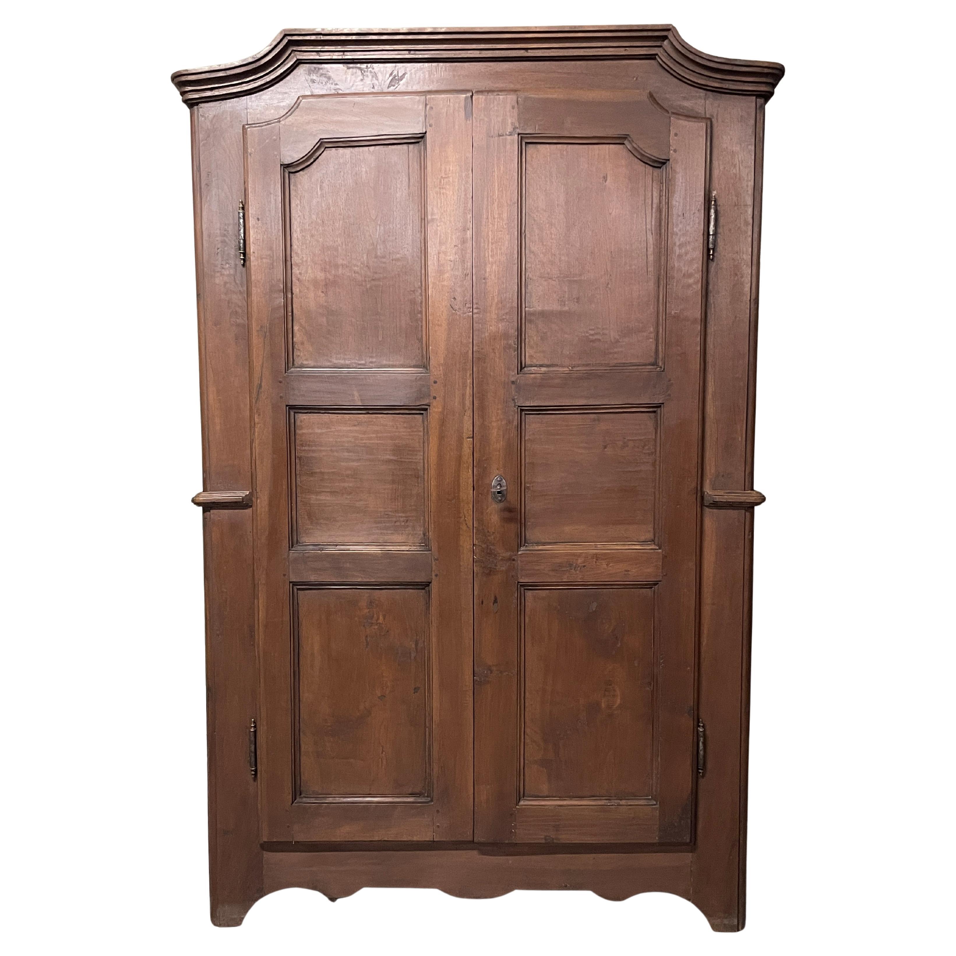 Armoire ancienne en noyer de la fin du XVIIIe siècle en Italie en vente