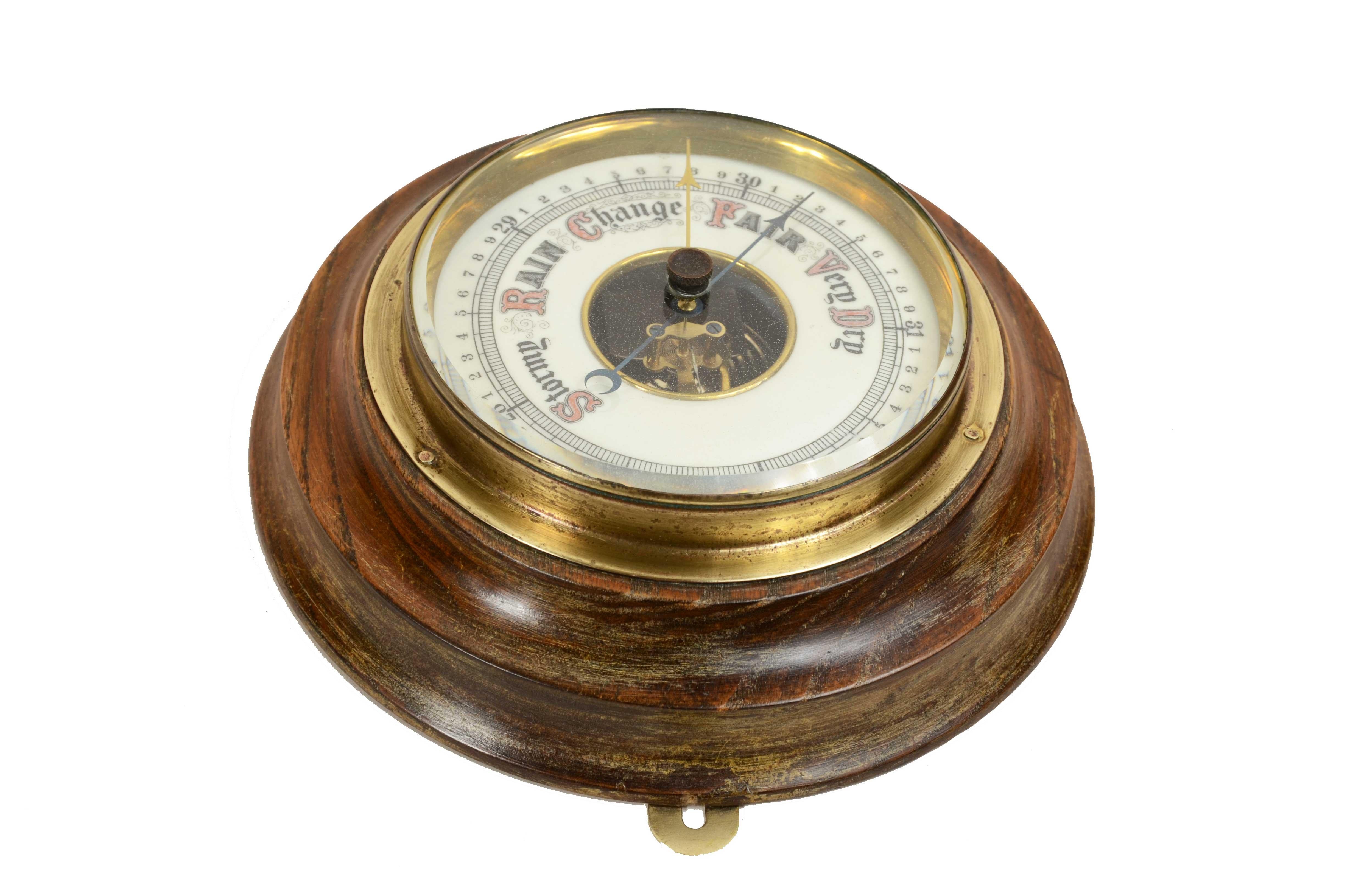 Antique English aneroid barometer from the 1930s made of turned wood and brass In Good Condition For Sale In Milan, IT