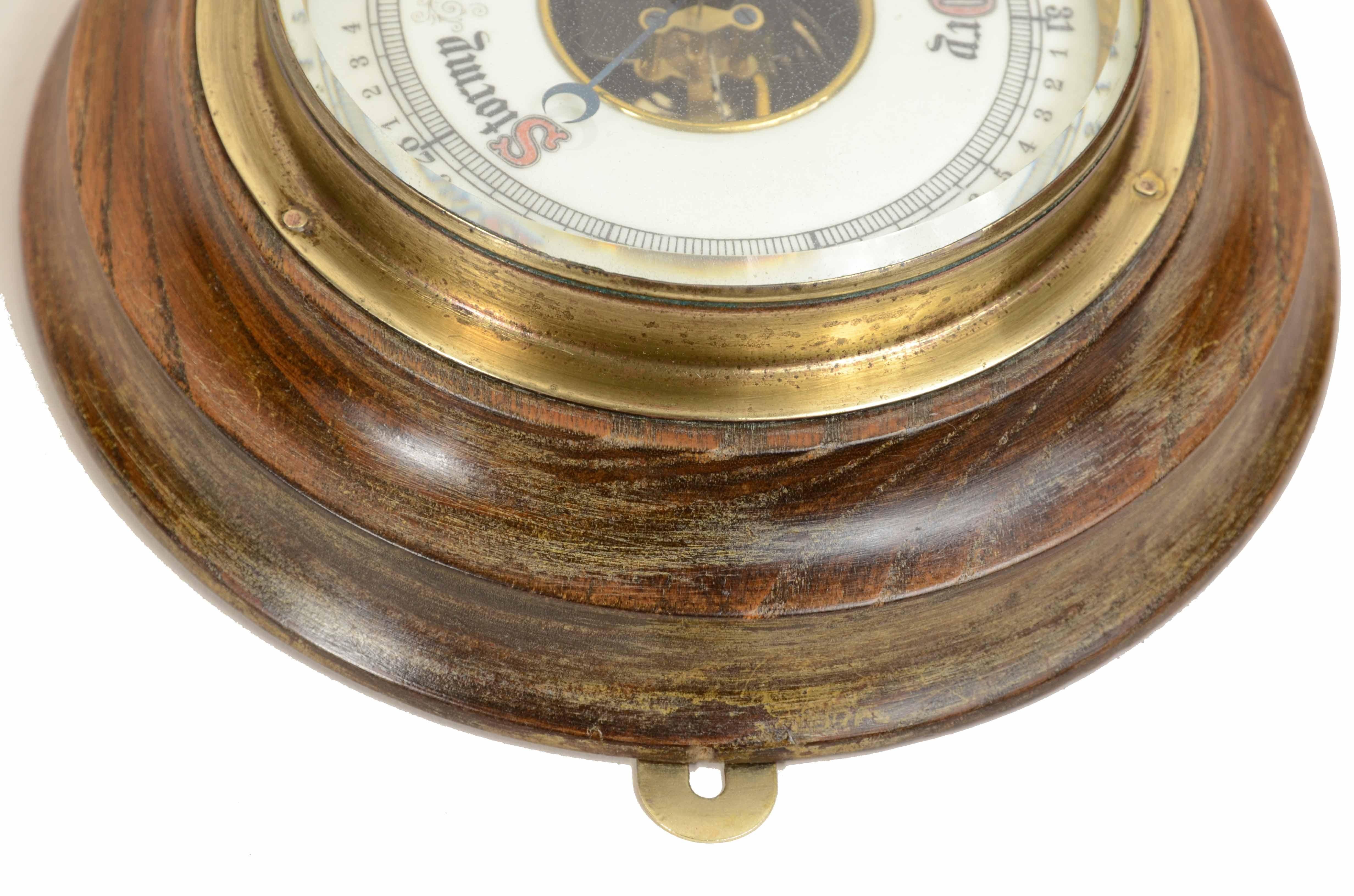 Antique English aneroid barometer from the 1930s made of turned wood and brass   In Good Condition For Sale In Milan, IT
