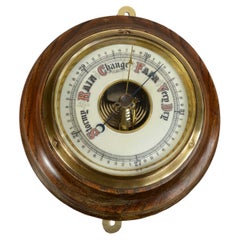 Antiguo barómetro aneroide inglés de los años 30 en madera torneada y latón