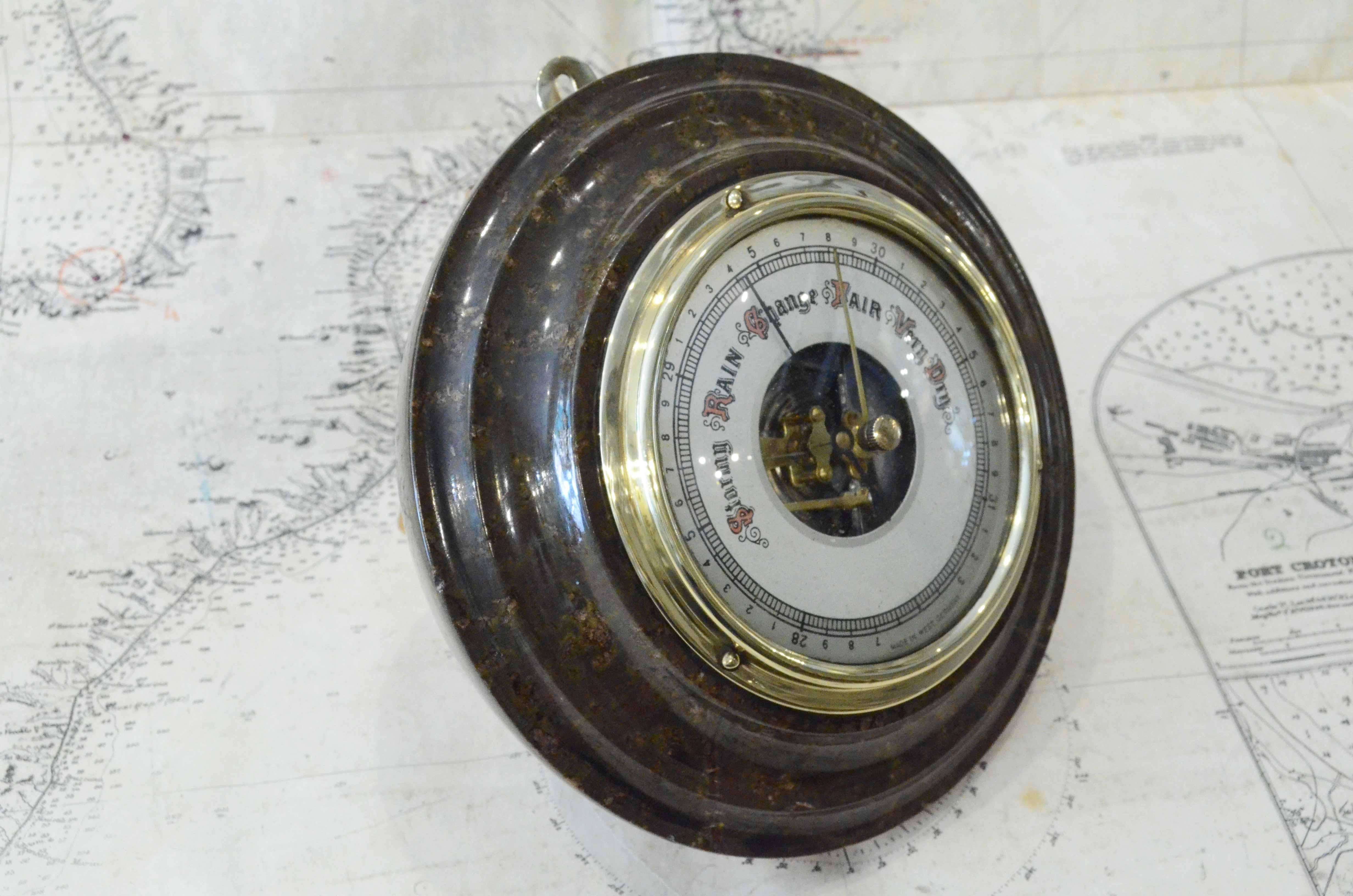 Antique German aneroid barometer from the early 1900s made of turned marble, brass, and glass.  
Good  state. Working order. 
Diameter cm 17 - inches 6.7, thickness cm  5- inches 1.9.
This is an ancient measuring instrument whose pressure-sensitive