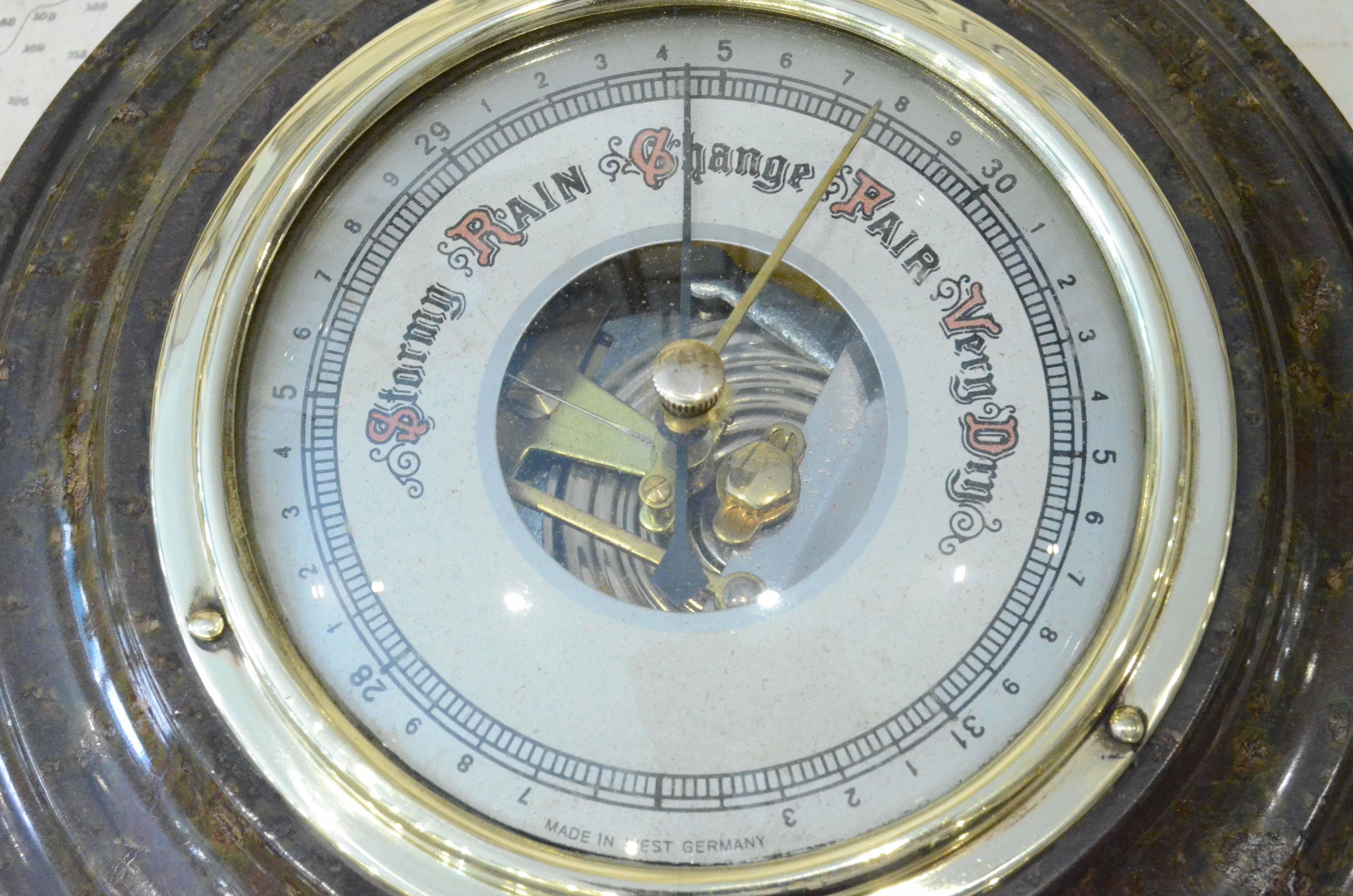 how does an aneroid barometer work