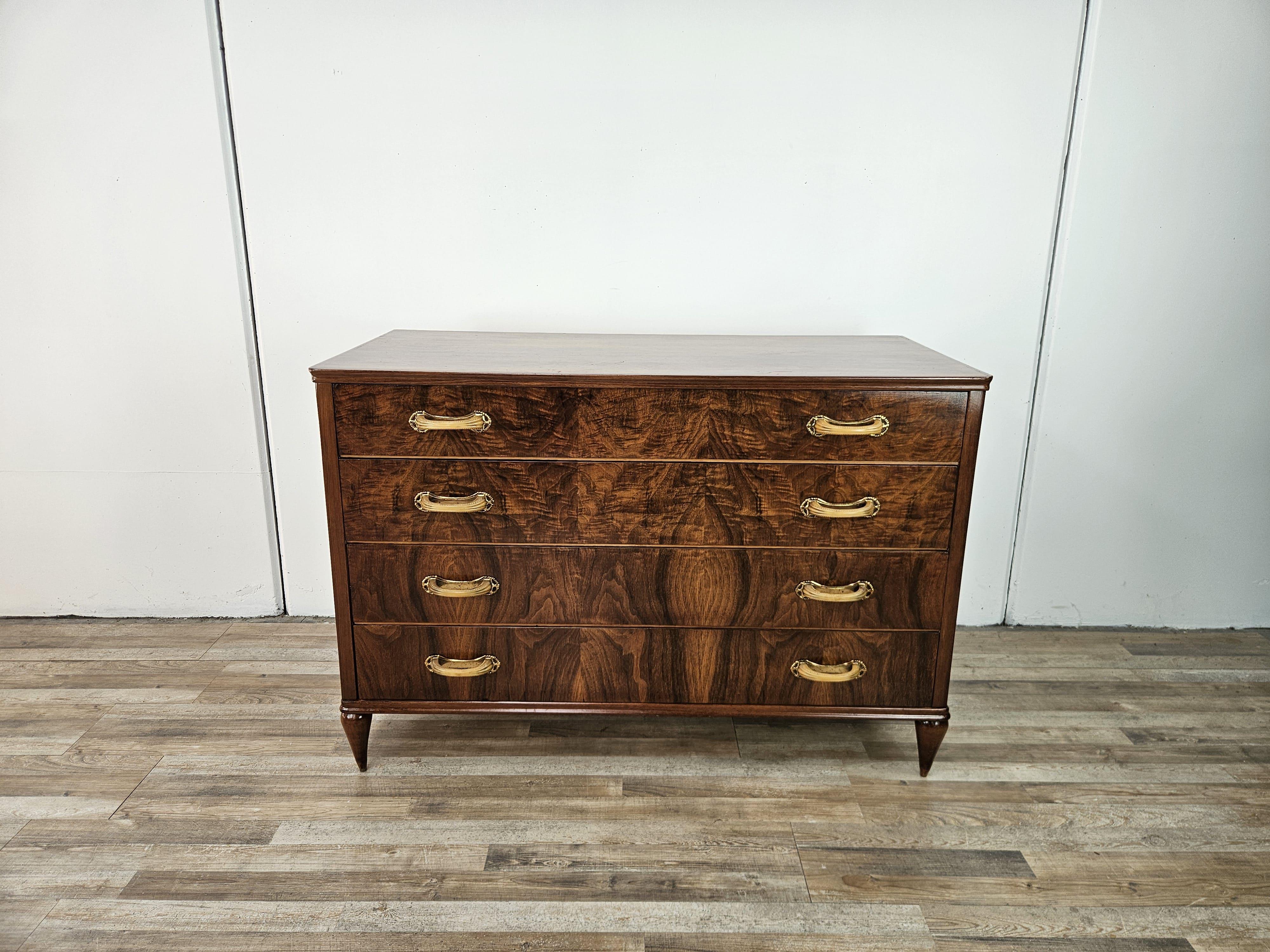 Cassettiera Art Déco in noce con quattro cassetti e maniglie in bachelite e ottone finemente lavorate.

Questa cassettiera è il punto focale perfetto per la camera da letto, l'ingresso o il soggiorno.

Quattro cassetti spaziosi e robusti.

La