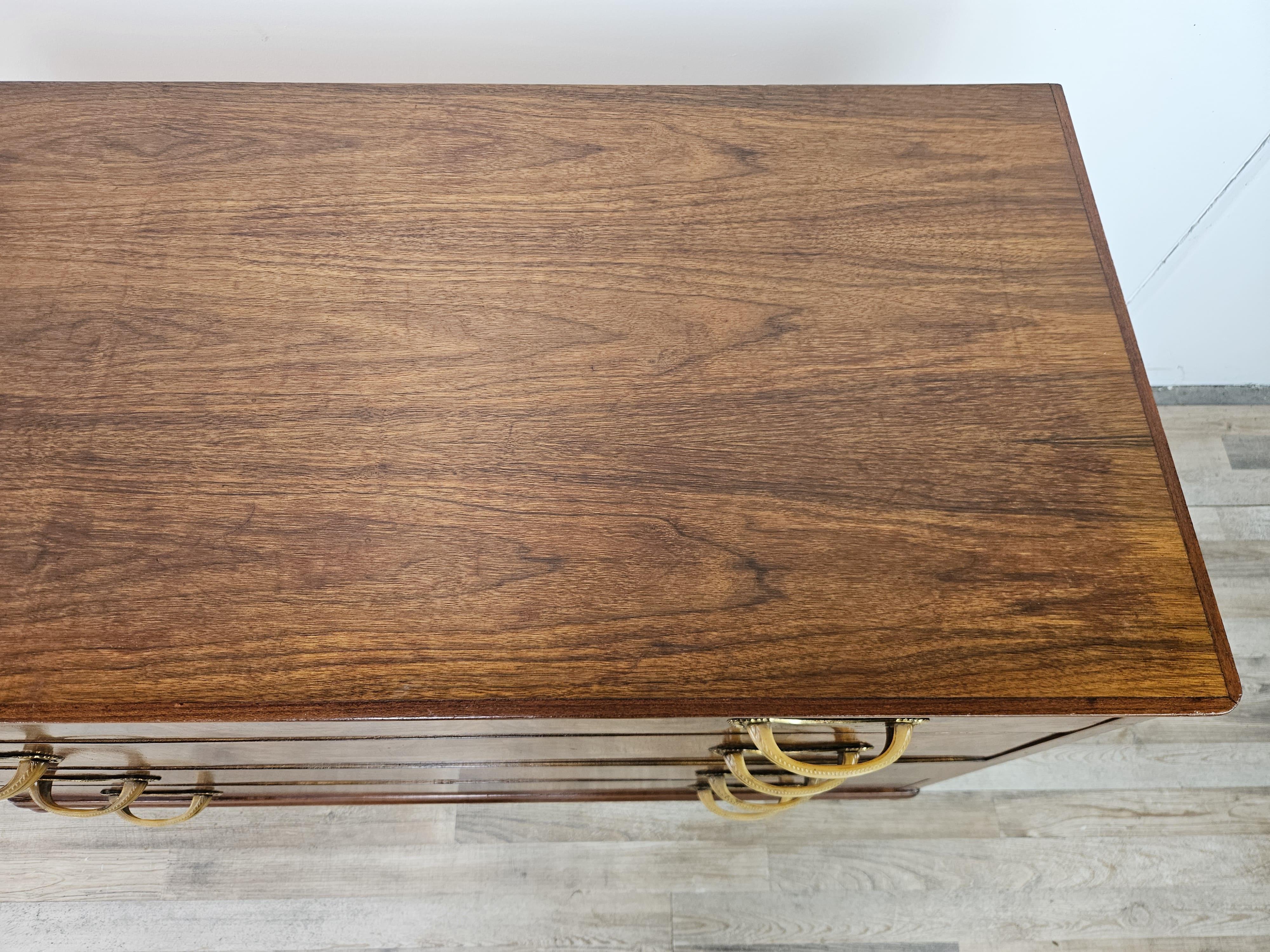 Ottone Antico cassettone Art Decò anni '40 in radica di noce con quattro cassetti in vendita