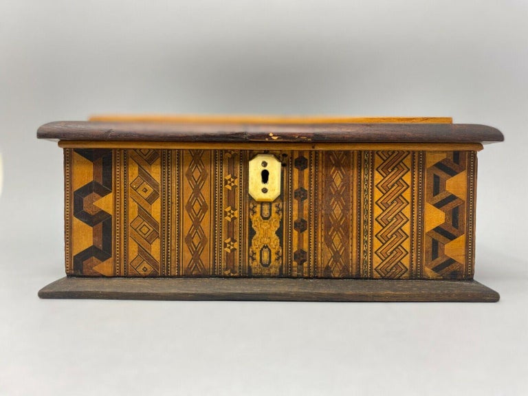 Portagioie in legno di noce nero, con manico dorato e fiori a