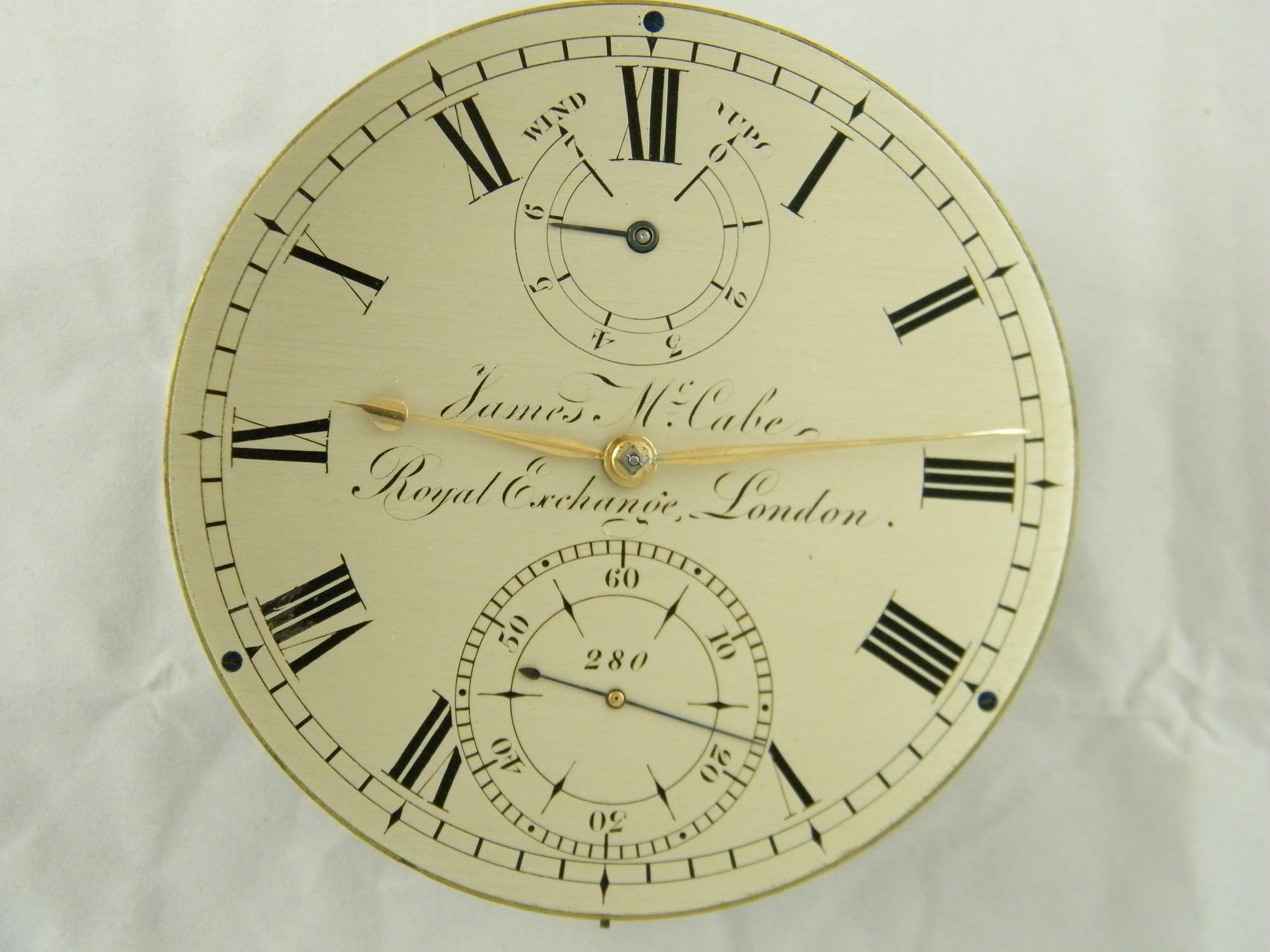Chronomètre de marine anglais ancien avec boîtier extérieur en acajou et éléments en laiton. Le boîtier en bois possède une double ouverture, l'une pour accéder au mouvement chronométrique et la seconde, en haut, avec une vitre pour la lecture du