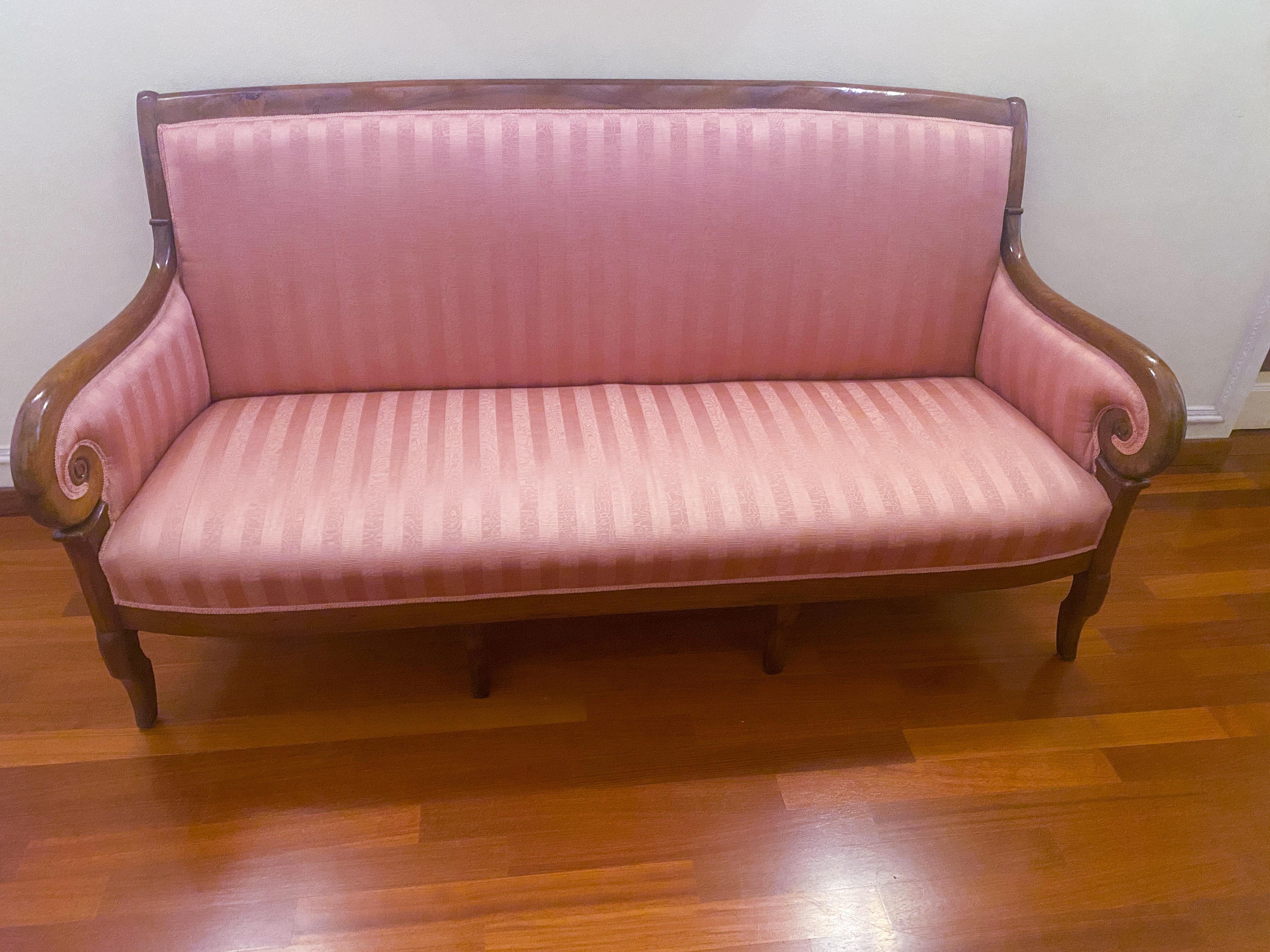 Prächtige antike Couch in der Epoche der Restaurierung, aus der Francia von 1830. Die elegante Linie dieses Diwans stellt in hervorragender Weise die typischen Merkmale der Epoche dar: gebogene Braccioli, Sostegni a sciabola, schienale dolcemente