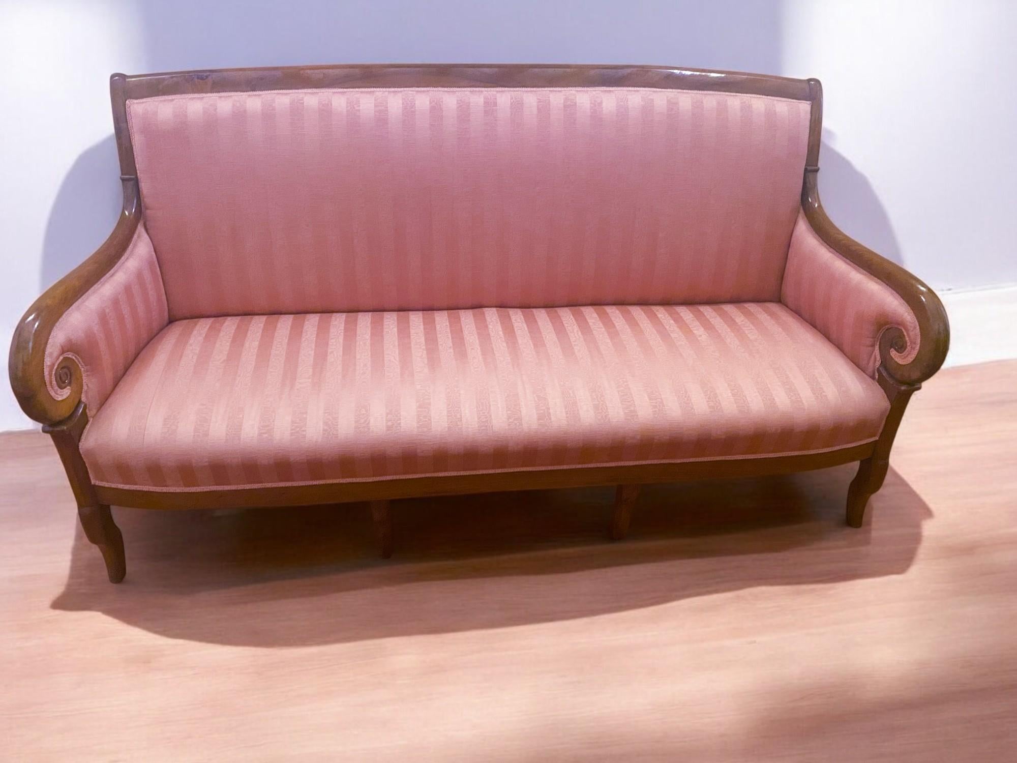 Splendido divano antico in noce dell'epoca della Restaurazione, proveniente dalla Francia del 1830. La ligne élégante de ce divan rappelle de manière excellente les caractéristiques typiques de l'époque : braccioli sagomati, sostegni a sciabola,