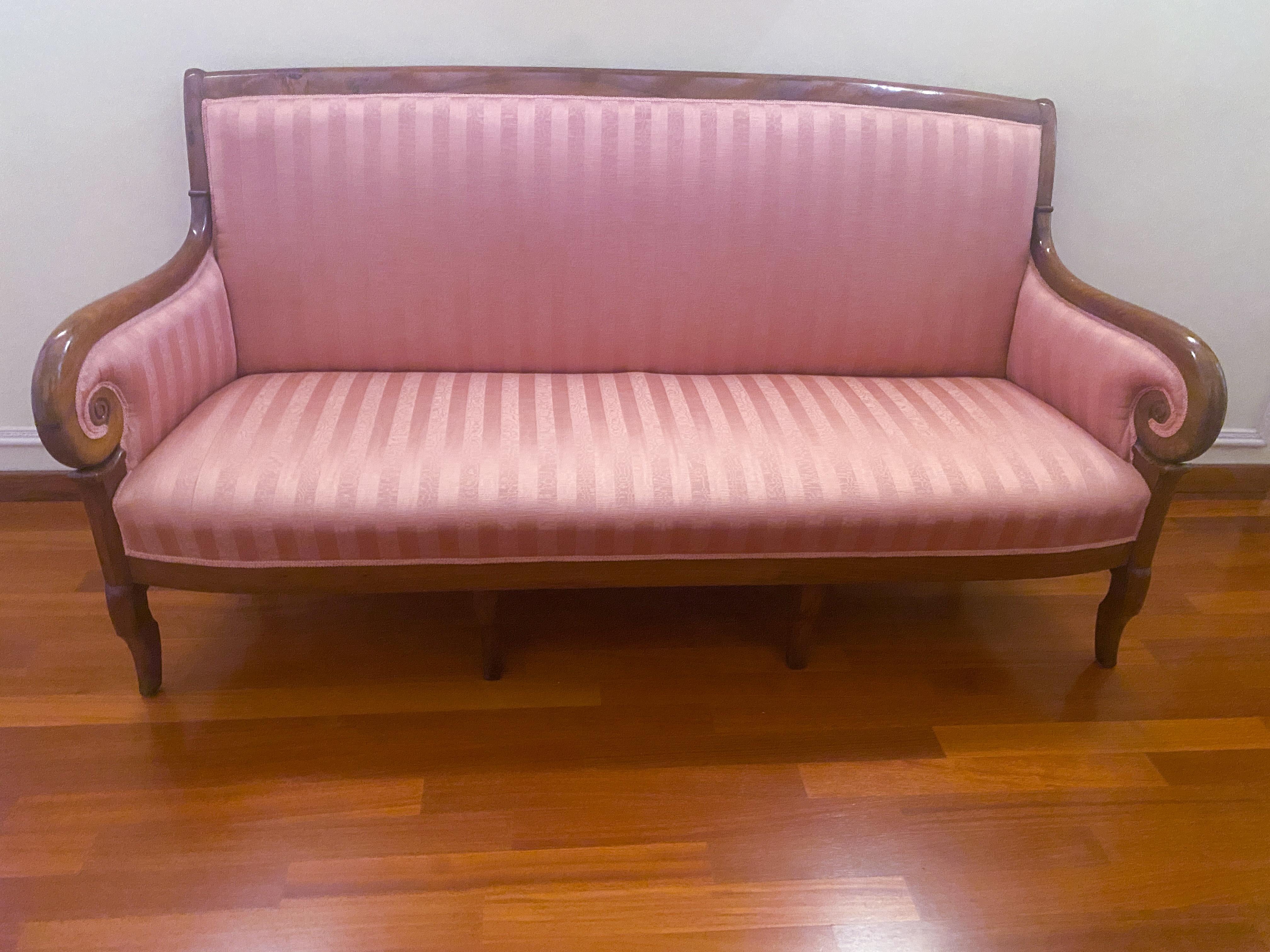 Antico divano in noce epoca Restaurazione, Francia 1830 (French) im Angebot