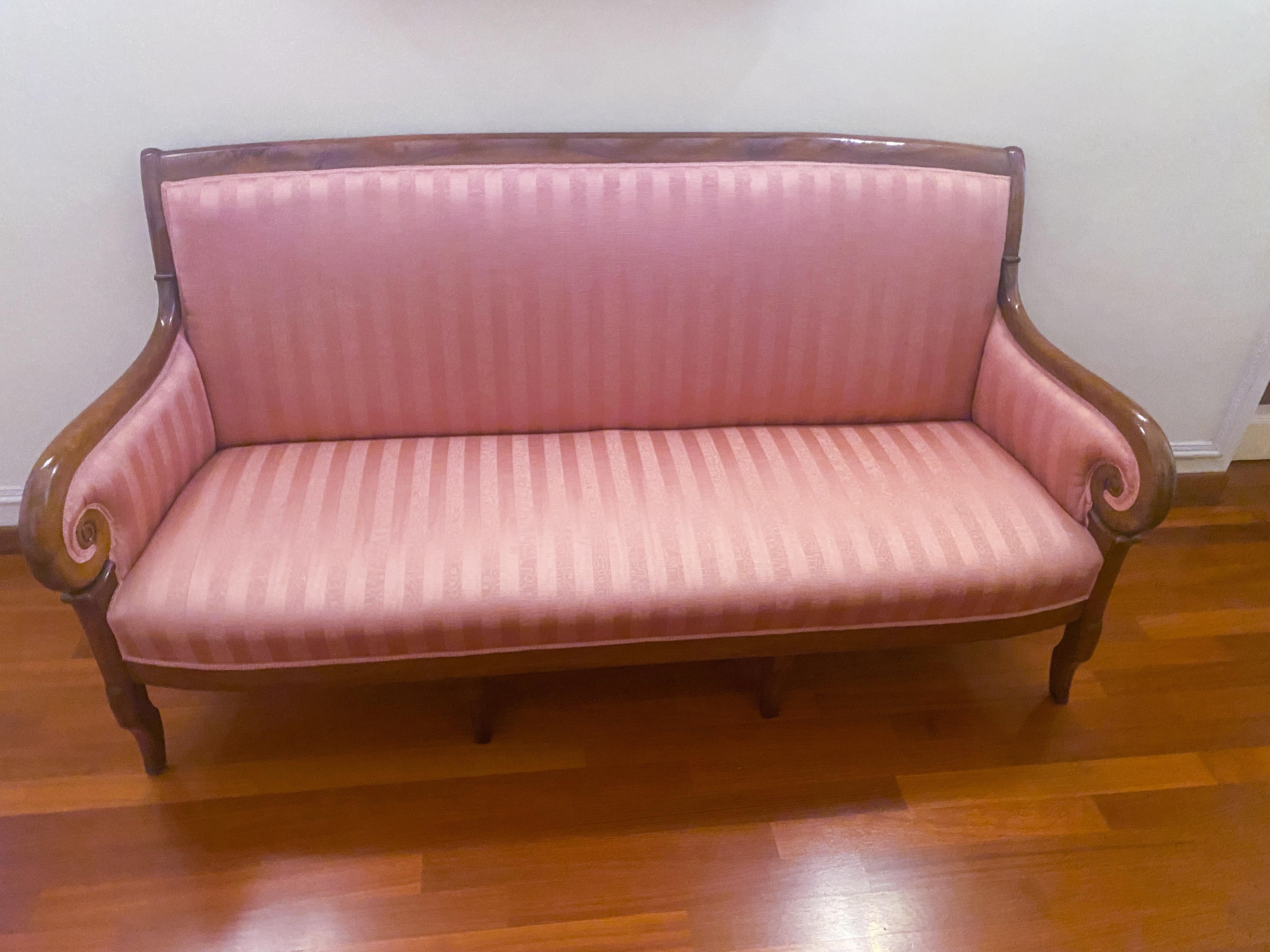Antico divano in noce epoca Restaurazione, Francia 1830 (Handgefertigt) im Angebot