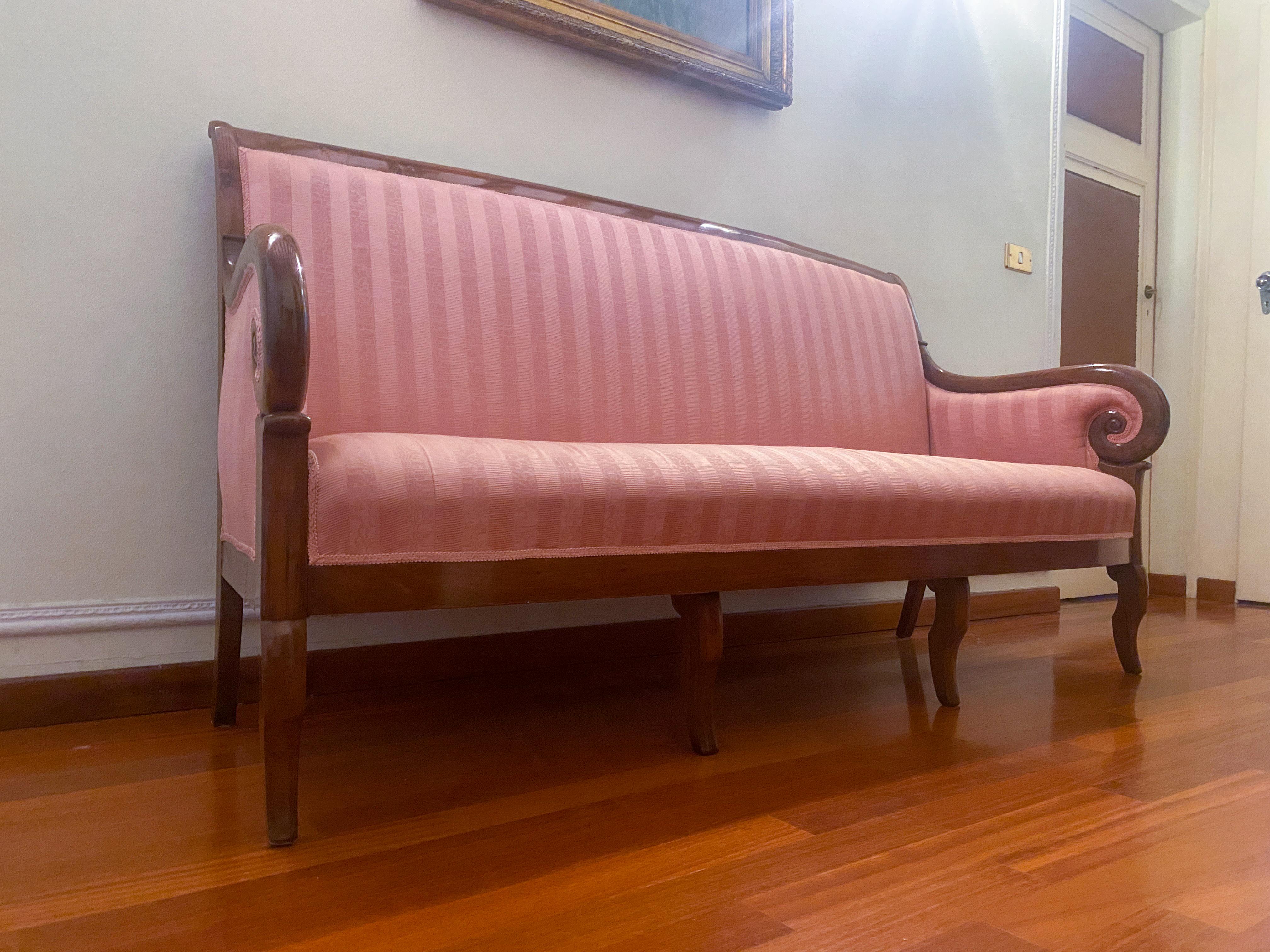 Antico divano in noce epoca Restaurazione, Francia 1830 im Zustand „Gut“ im Angebot in Traversetolo, IT