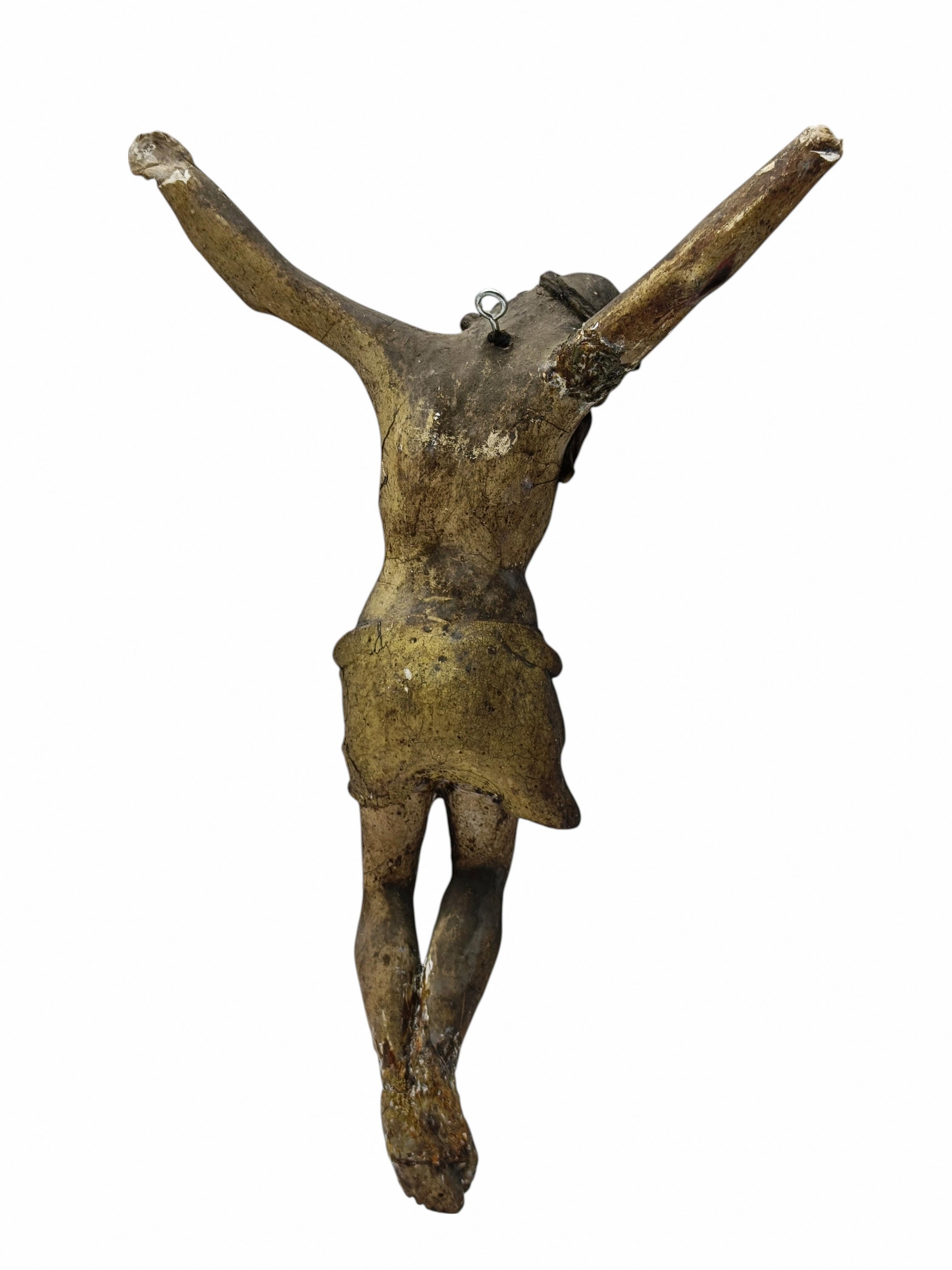 Crocifisso di cristo Napoletano in cartapesta policroma, lo stile anatomico evidenzia un chiaro influsso della dominazione spagnola sull’arte nel Sud dell’Italia durante il XVII –XVIII secolo.
Di bella fattura, l'esecuzione complessa buona qualita'