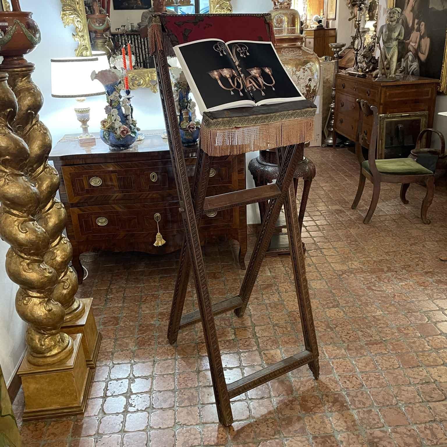Italienisches Stehpult, ein seltenes Klapppult aus geschnitztem Holz aus der Zeit um 1600, hergestellt aus dunklem Holz,  hat die beiden Stützelemente in der Mitte angelenkt,  sie sind mit Pflanzenmotiven verziert und in der Mitte durch einen