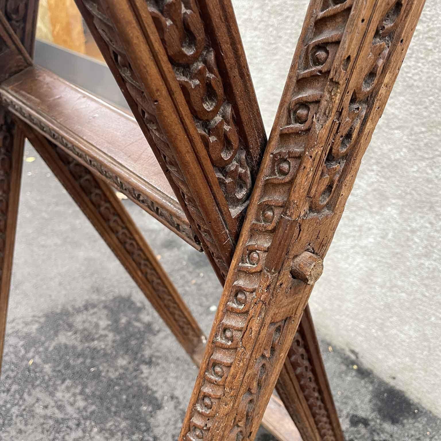 Antikes italienisches klappbares hölzernes Rednerpult 17 (Leinwand) im Angebot