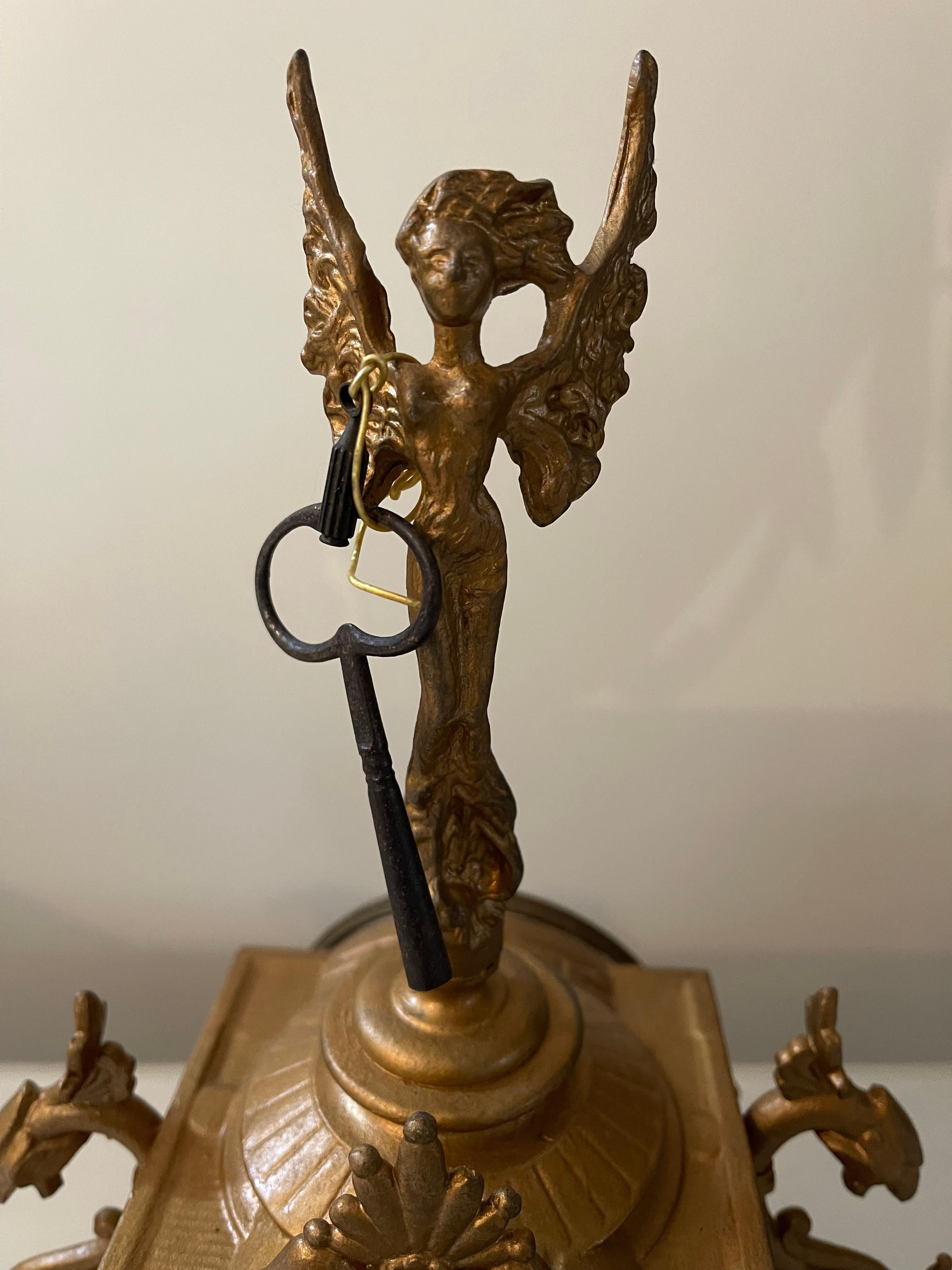 Italian Horloge de table Ange en bronze antique en vente