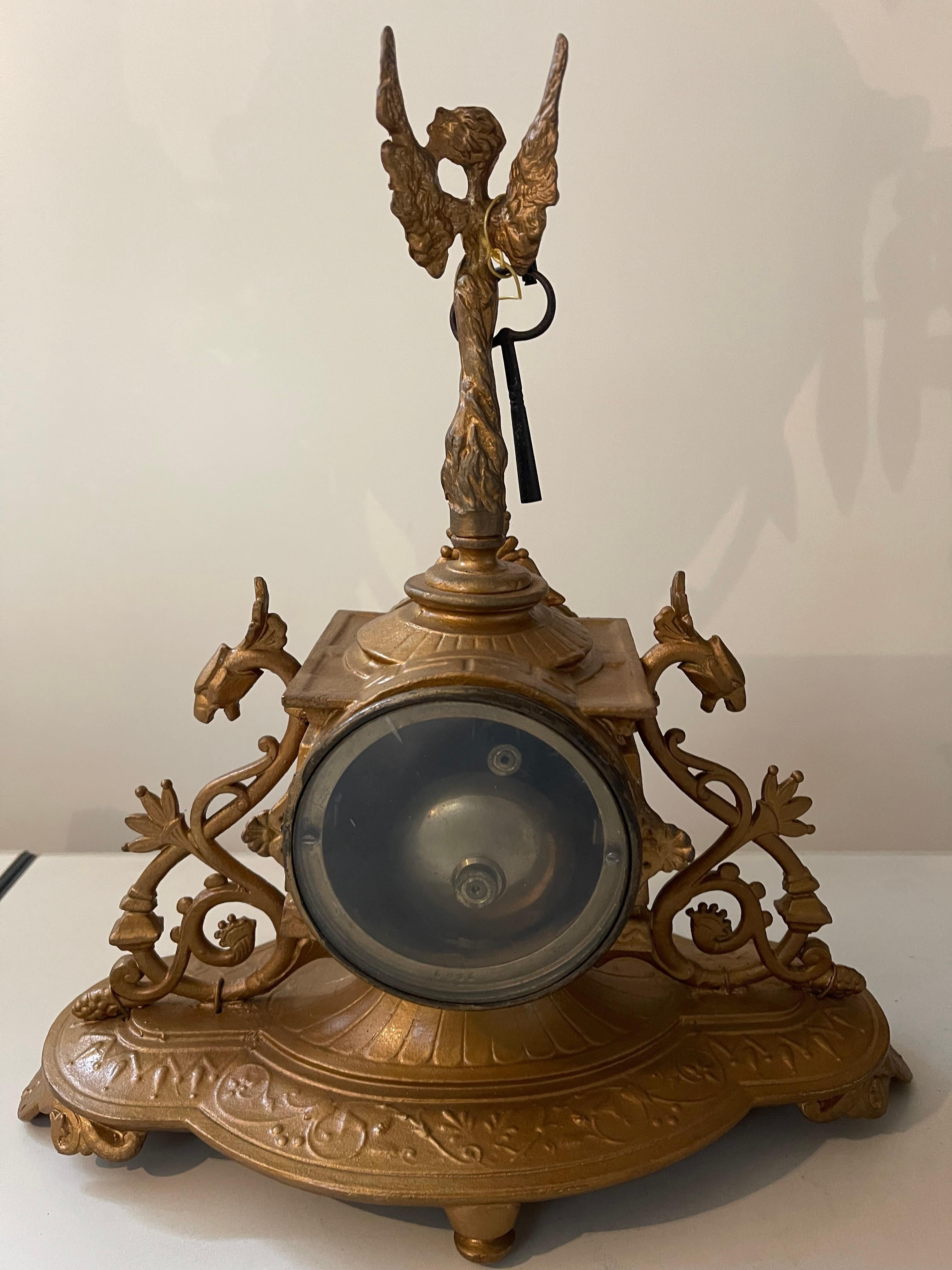 Antique Bronze Angel Table Clock In Good Condition For Sale In Cantù, IT