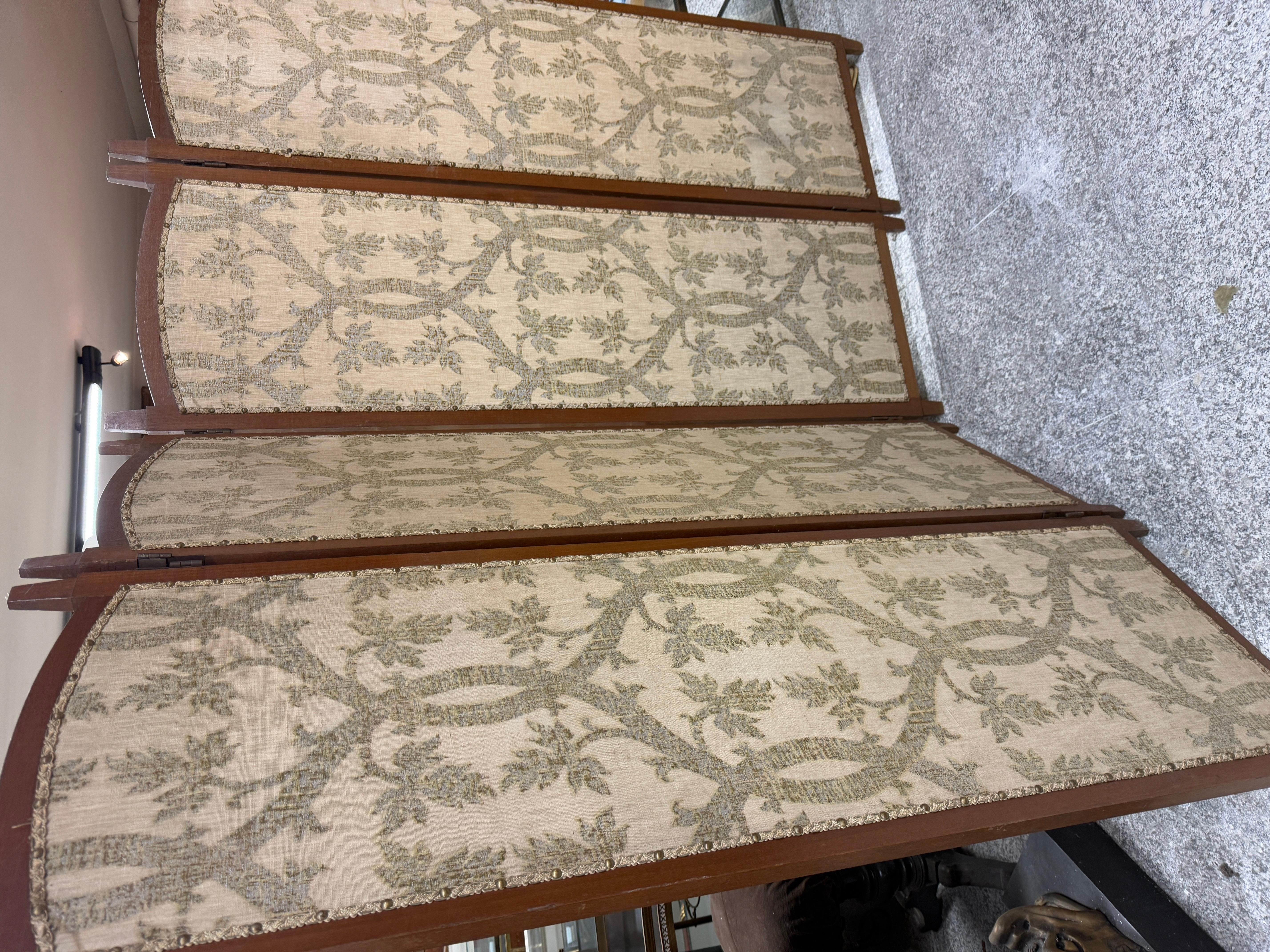 Antique Italian floral fabric screen in 1930s Folk Art style In Good Condition For Sale In Cantù, IT