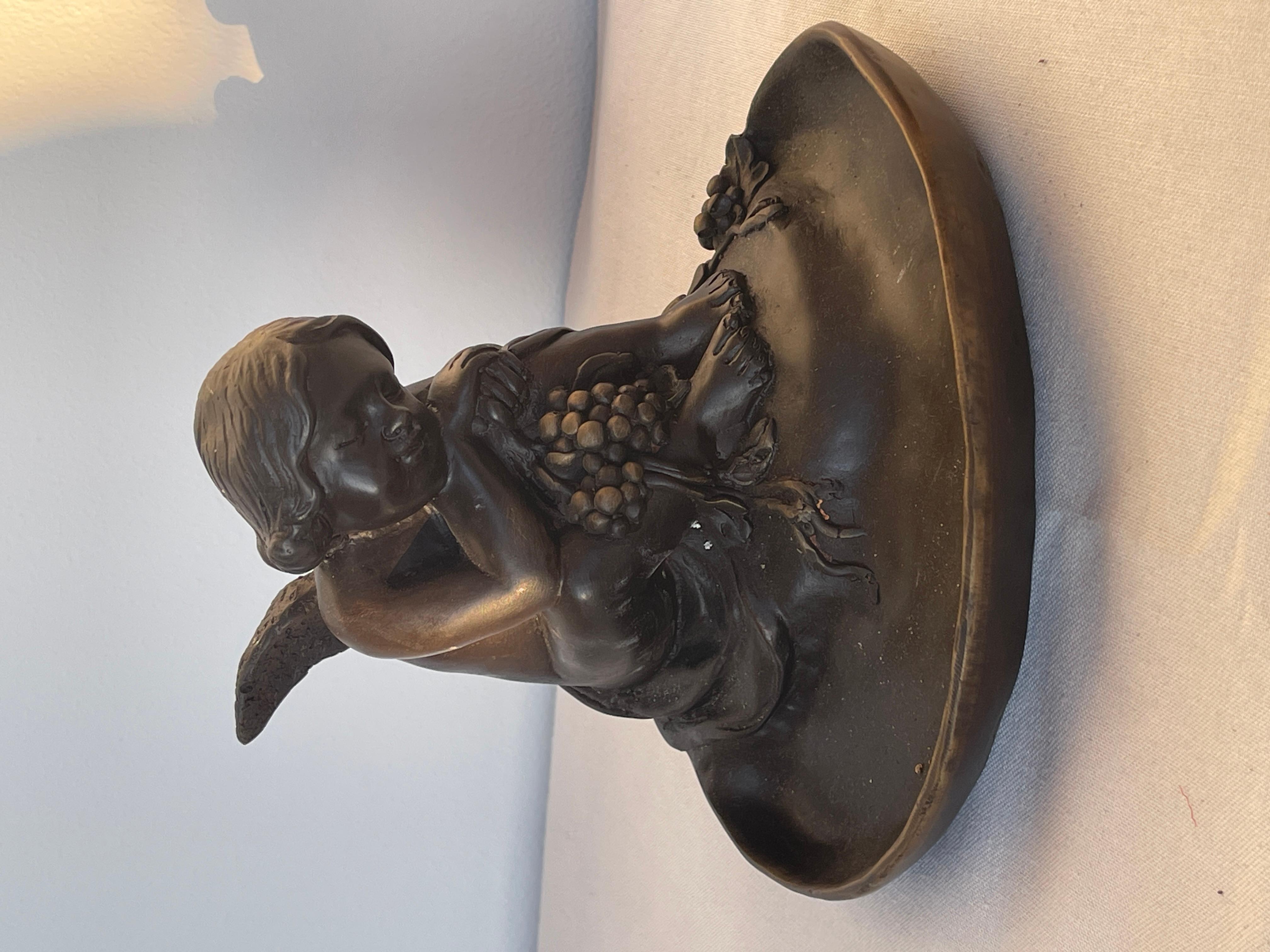 Art Deco Antico posacenere italiano in bronzo con figura di putti, XX secolo For Sale