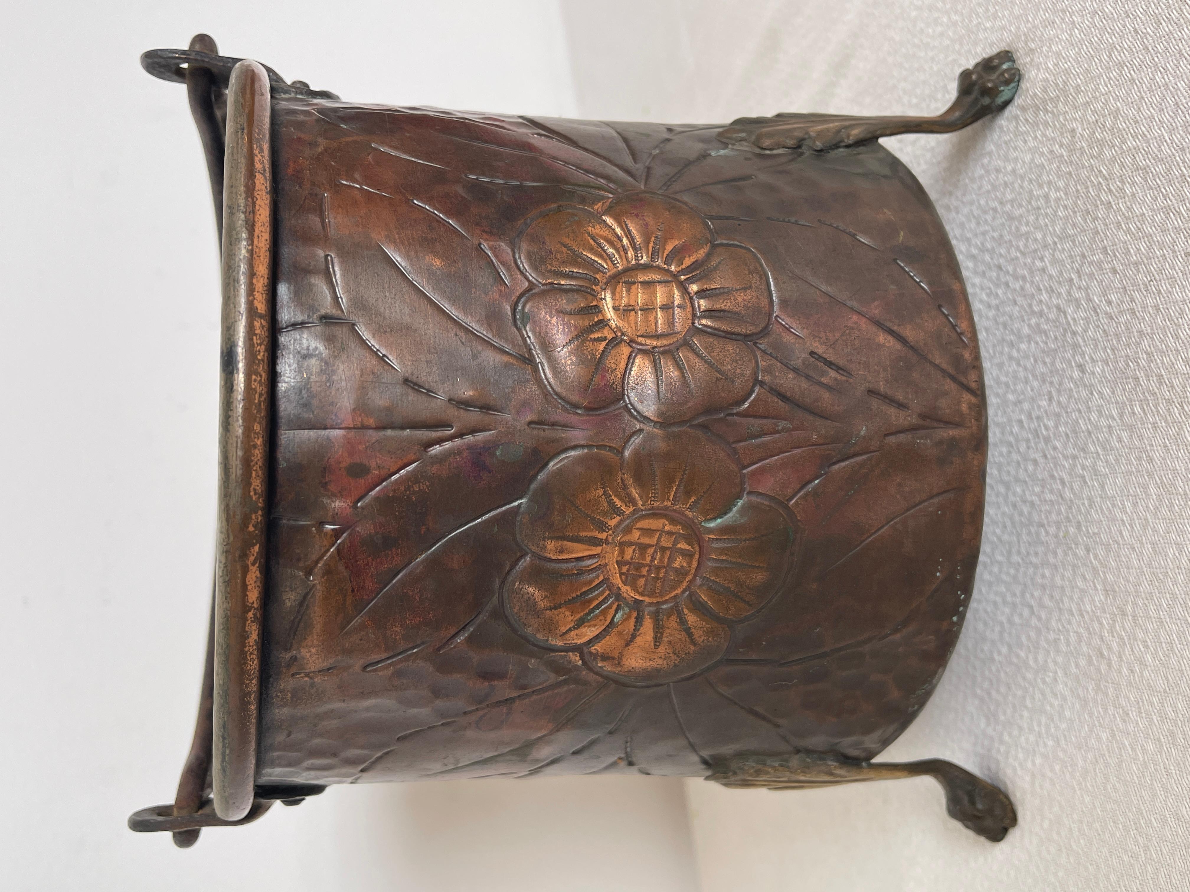 Antico secchio ornamentale in rame con decorazioni floreali in rilievo XIX secol in vendita 4
