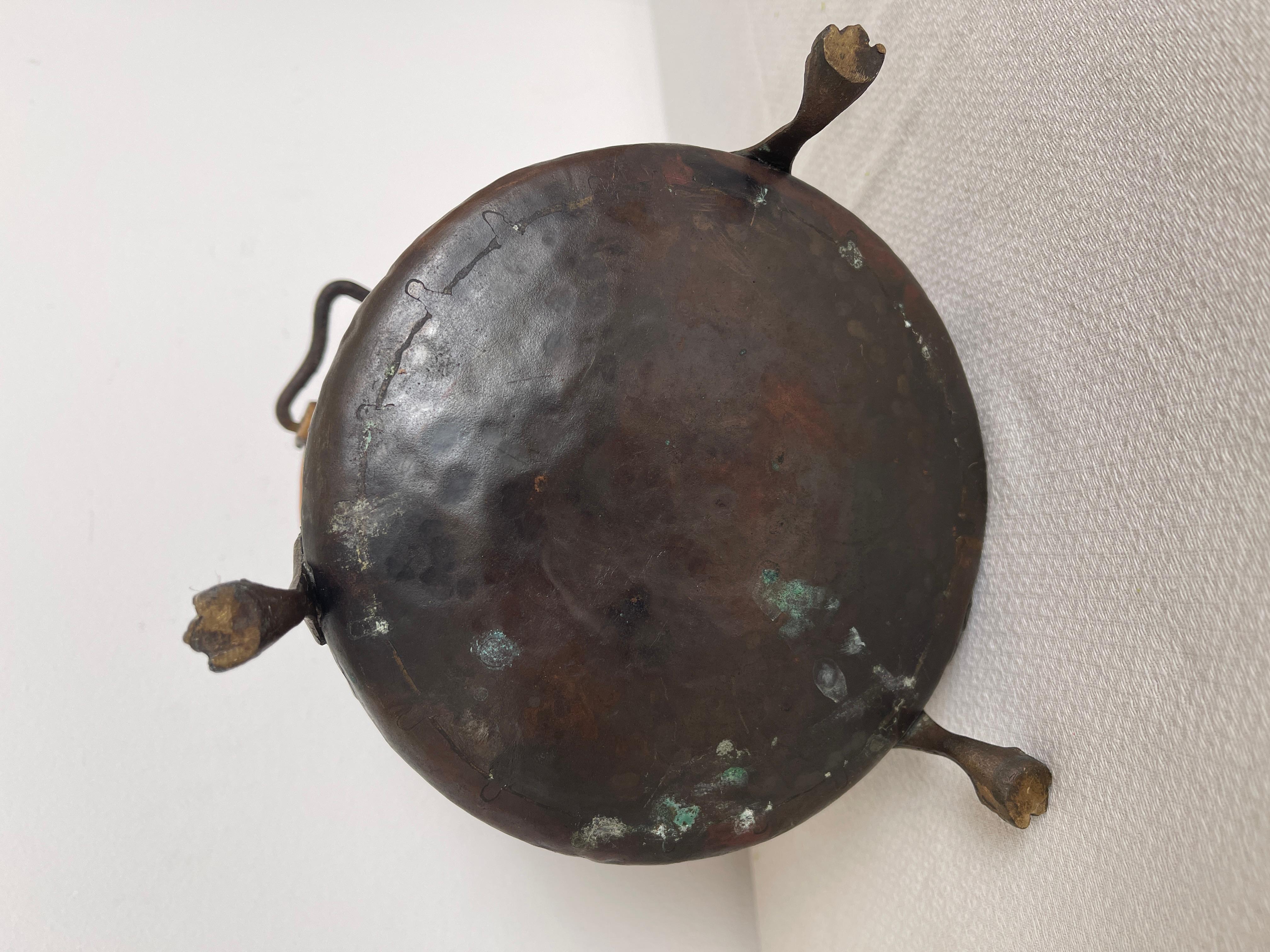 Antico secchio ornamentale in rame con decorazioni floreali in rilievo XIX secol in vendita 1