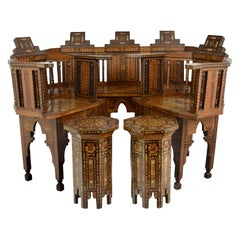 Service de salon syrien ancien avec incrustations en damasquinerie et bois précieux, 20e siècle Service de salon syrien ancien avec incrustations en damasquinerie et bois précieux, 20e siècle