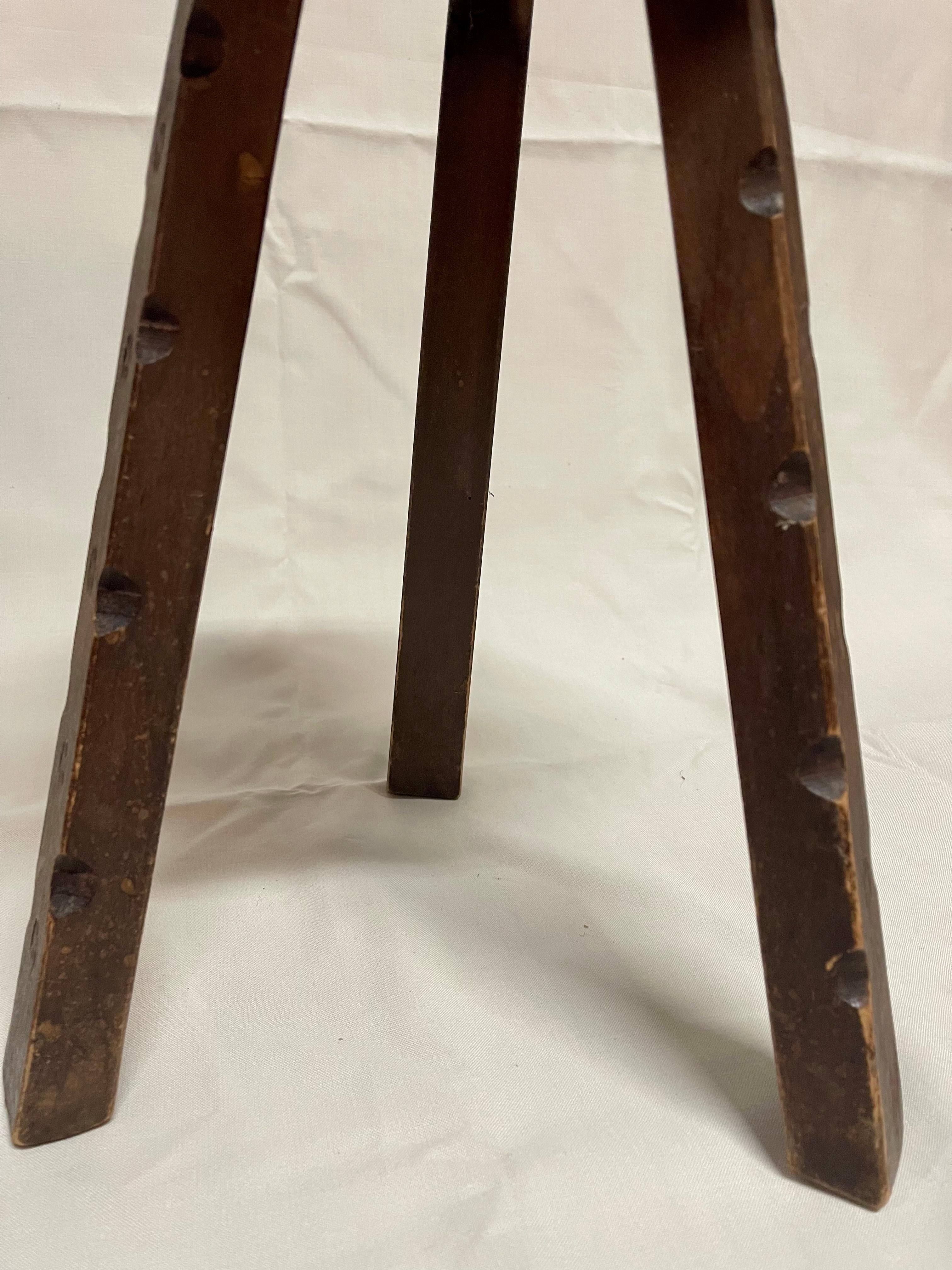 Antico sgabello rotondo in legno in stile brutalista italiano anni '40 im Angebot 3