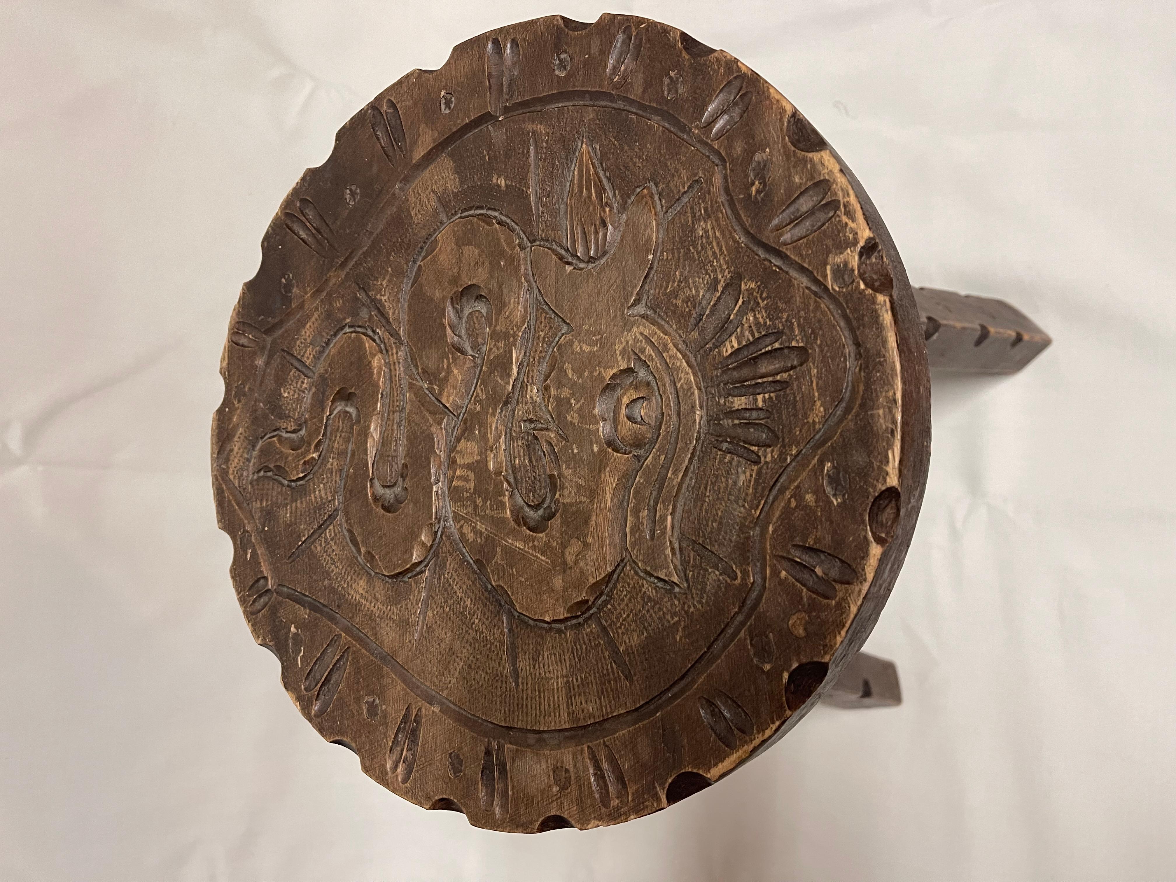 Antico sgabello rotondo in legno in stile brutalista italiano anni '40 (Brutalismus) im Angebot