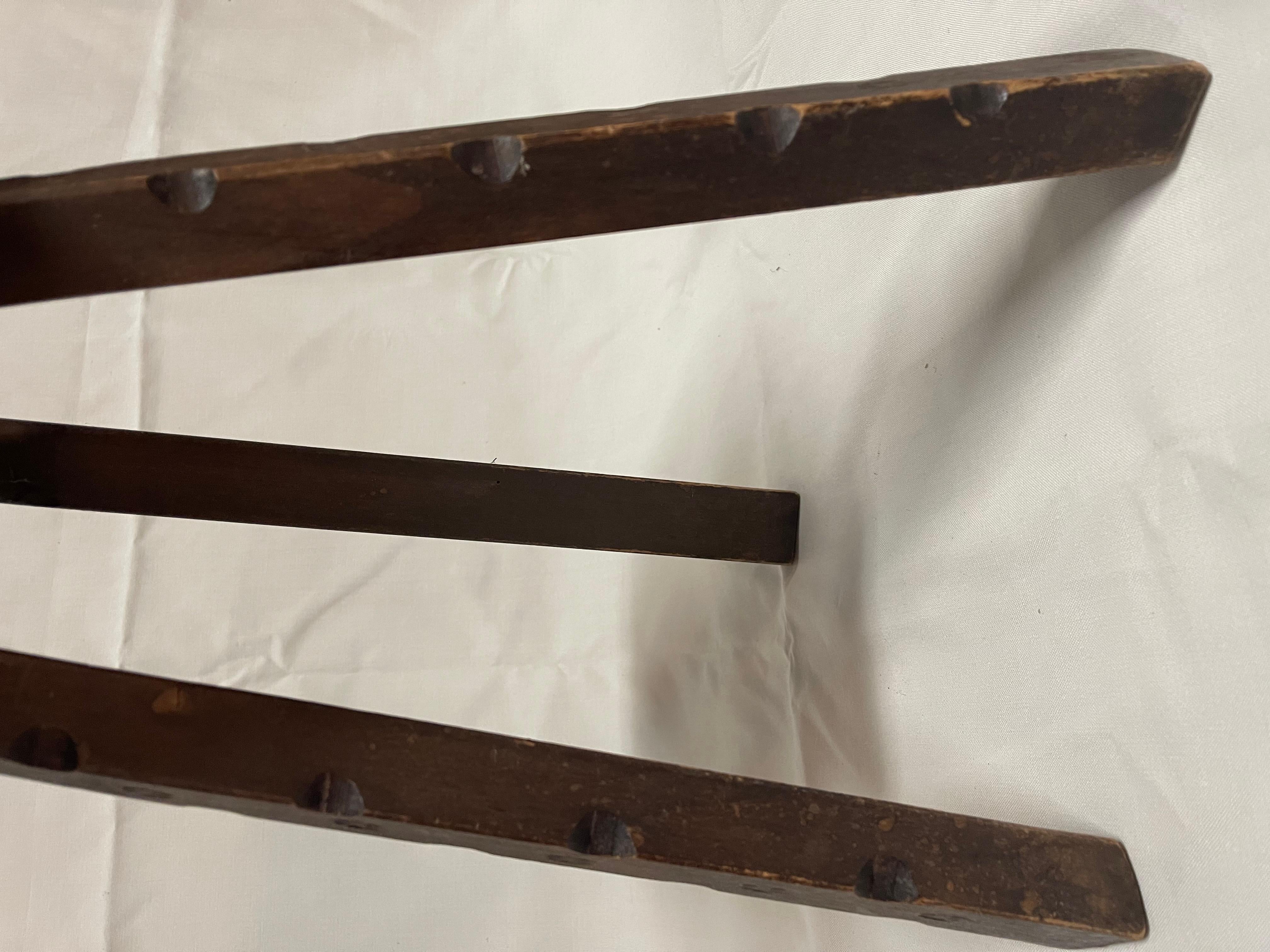 Antico sgabello rotondo in legno in stile brutalista italiano anni '40 (Handgefertigt) im Angebot