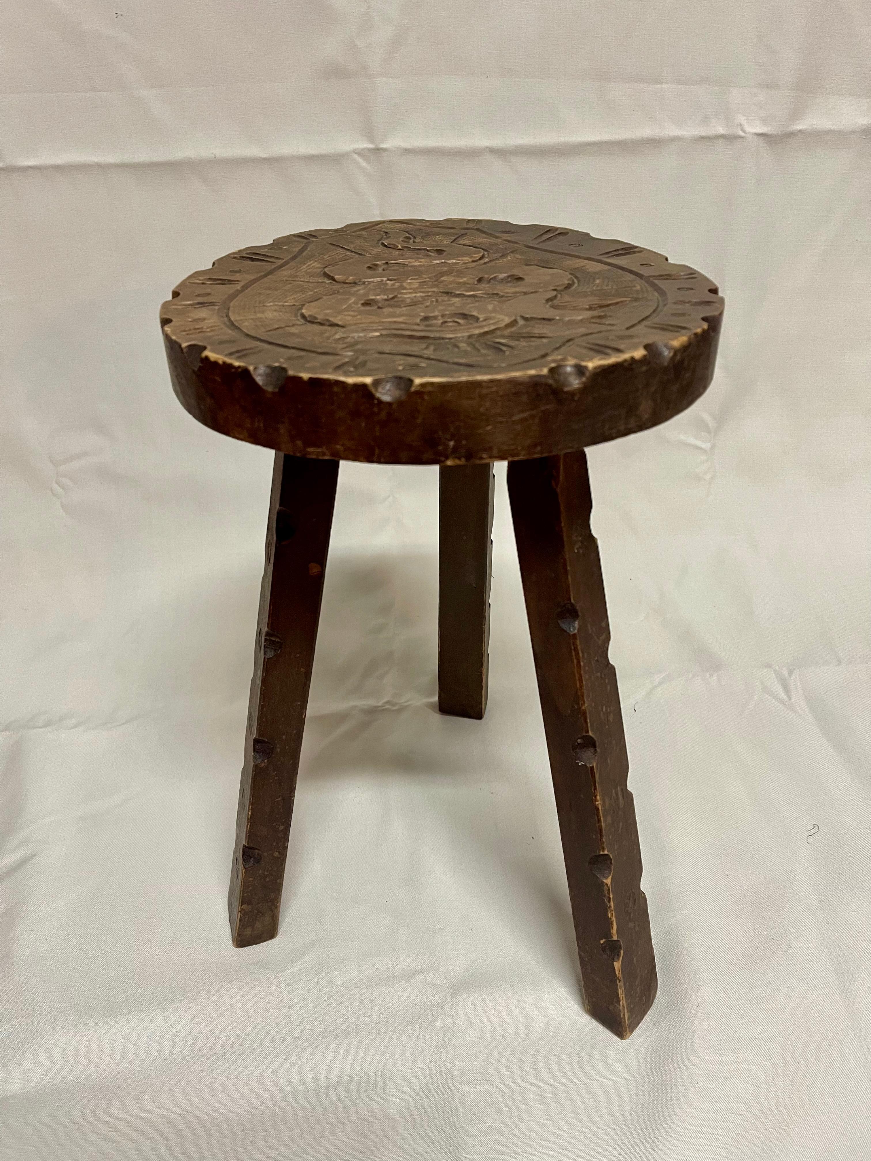 Antico sgabello rotondo in legno in stile brutalista italiano anni '40 im Zustand „Gut“ im Angebot in Cantù, IT