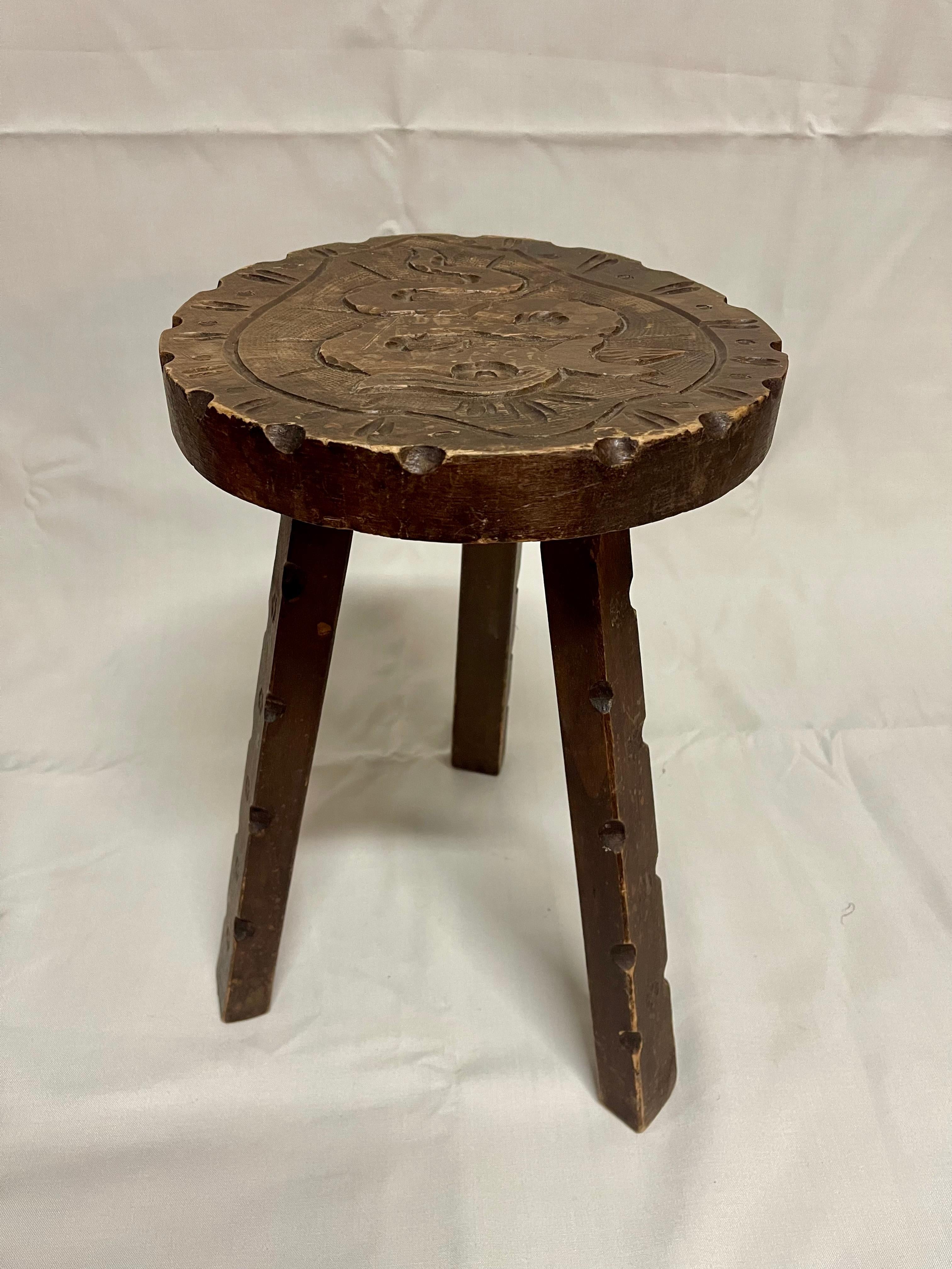 Antico sgabello rotondo in legno in stile brutalista italiano anni '40 (20th Century) im Angebot