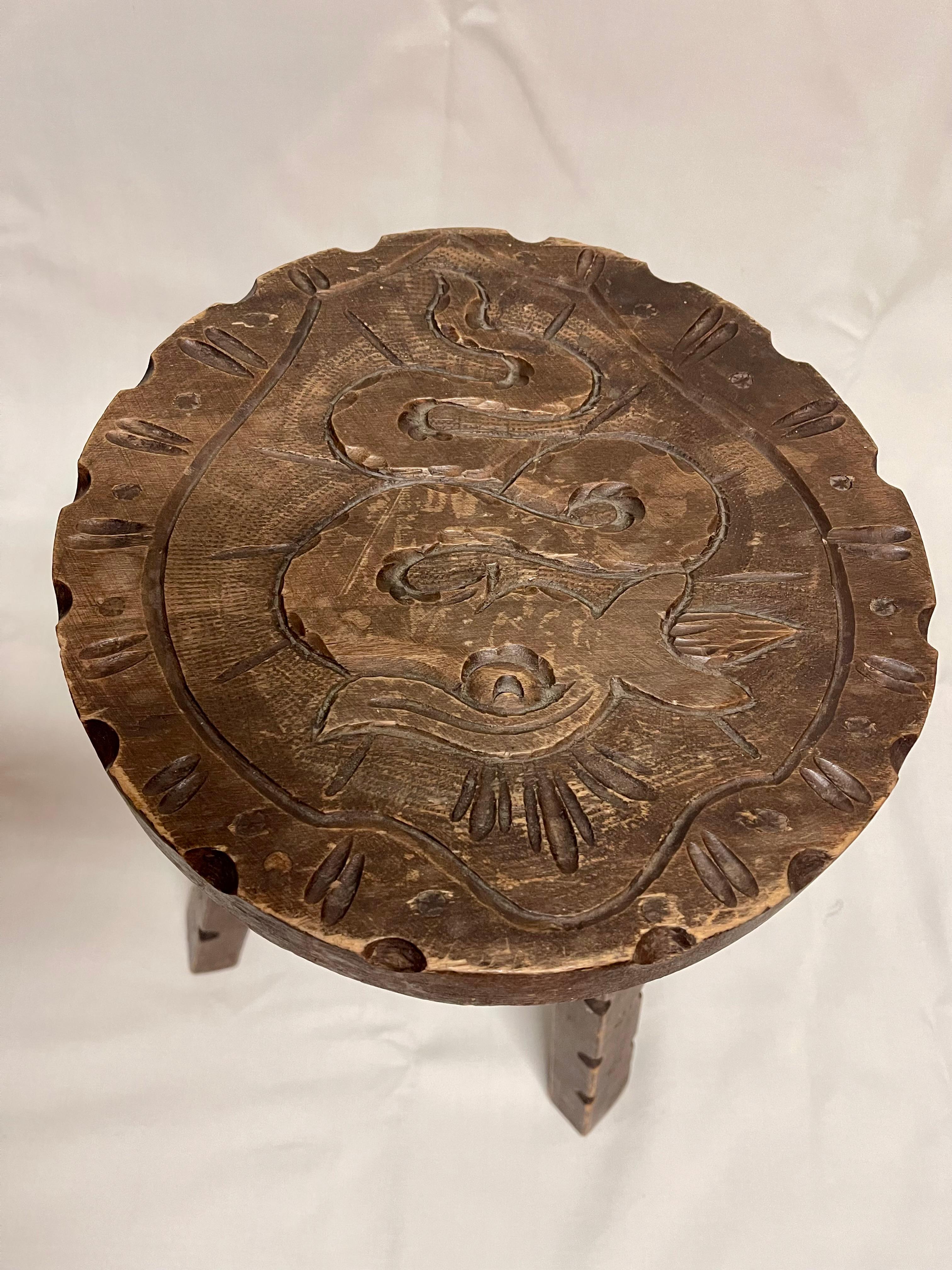 Antico sgabello rotondo in legno in stile brutalista italiano anni '40 (Holz) im Angebot