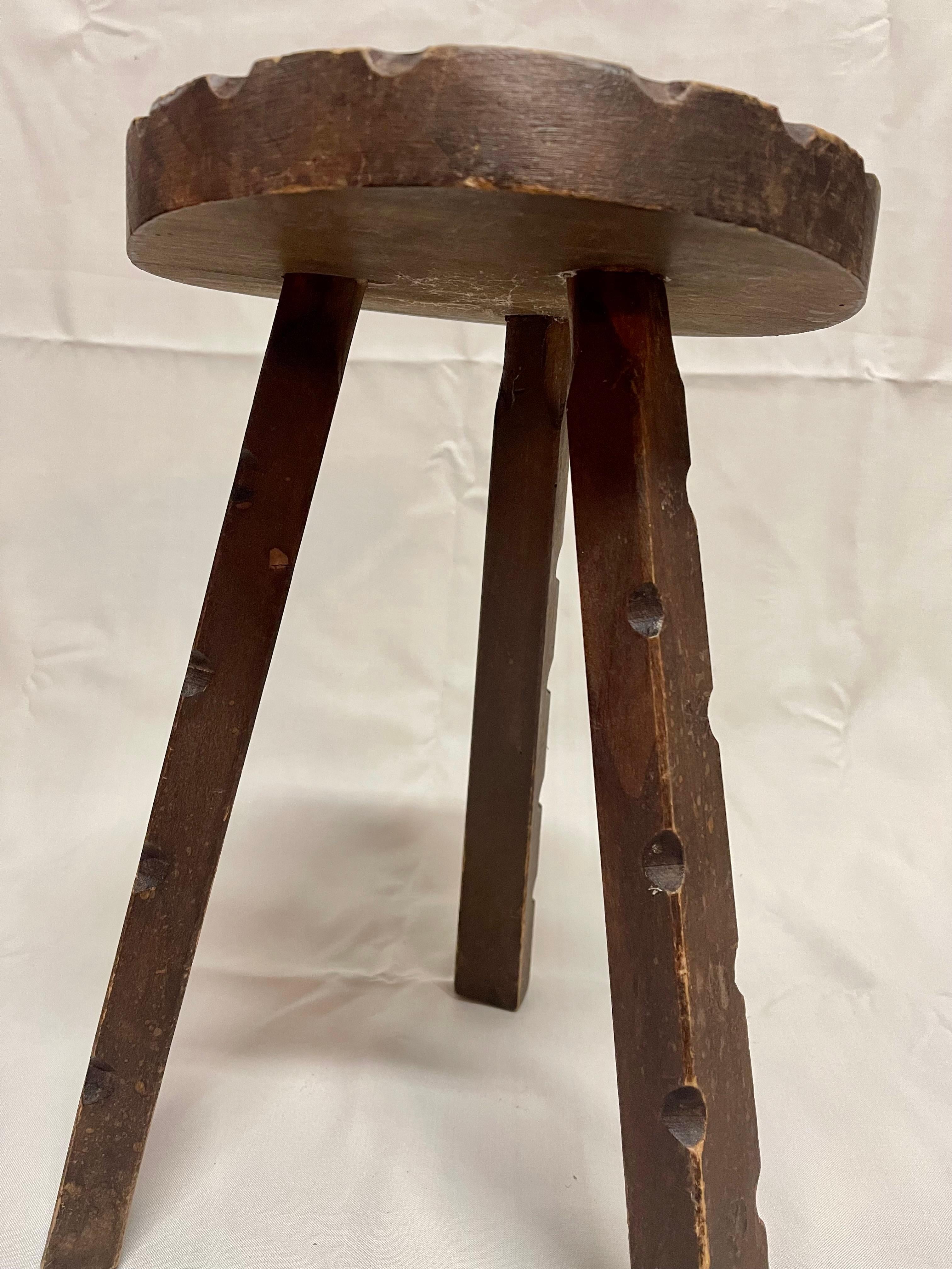 Antico sgabello rotondo in legno in stile brutalista italiano anni '40 im Angebot 1