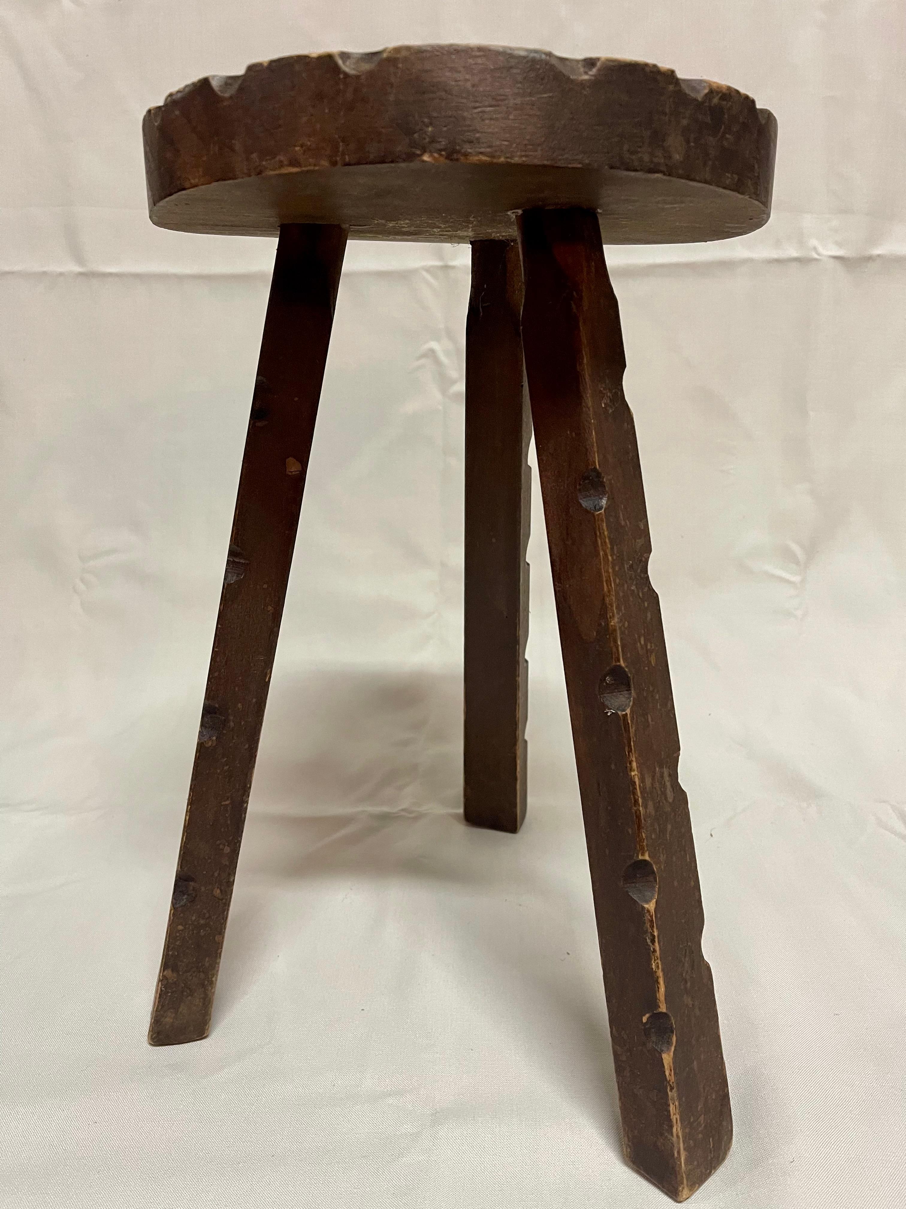 Antico sgabello rotondo in legno in stile brutalista italiano anni '40 im Angebot 2