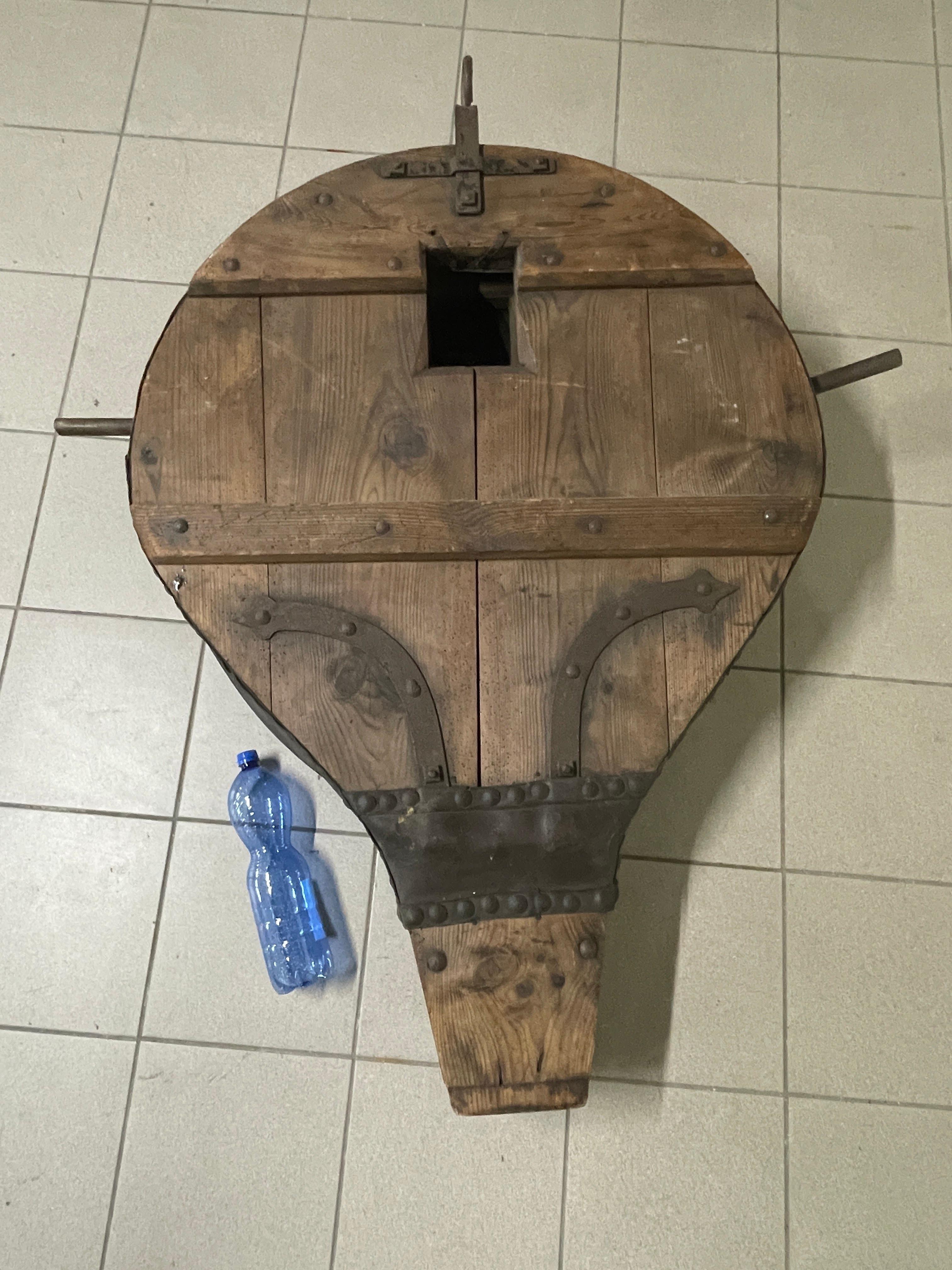 Antico soffietto da fabbro di inizio '900 in legno, ferro battuto e cuoio im Angebot 5