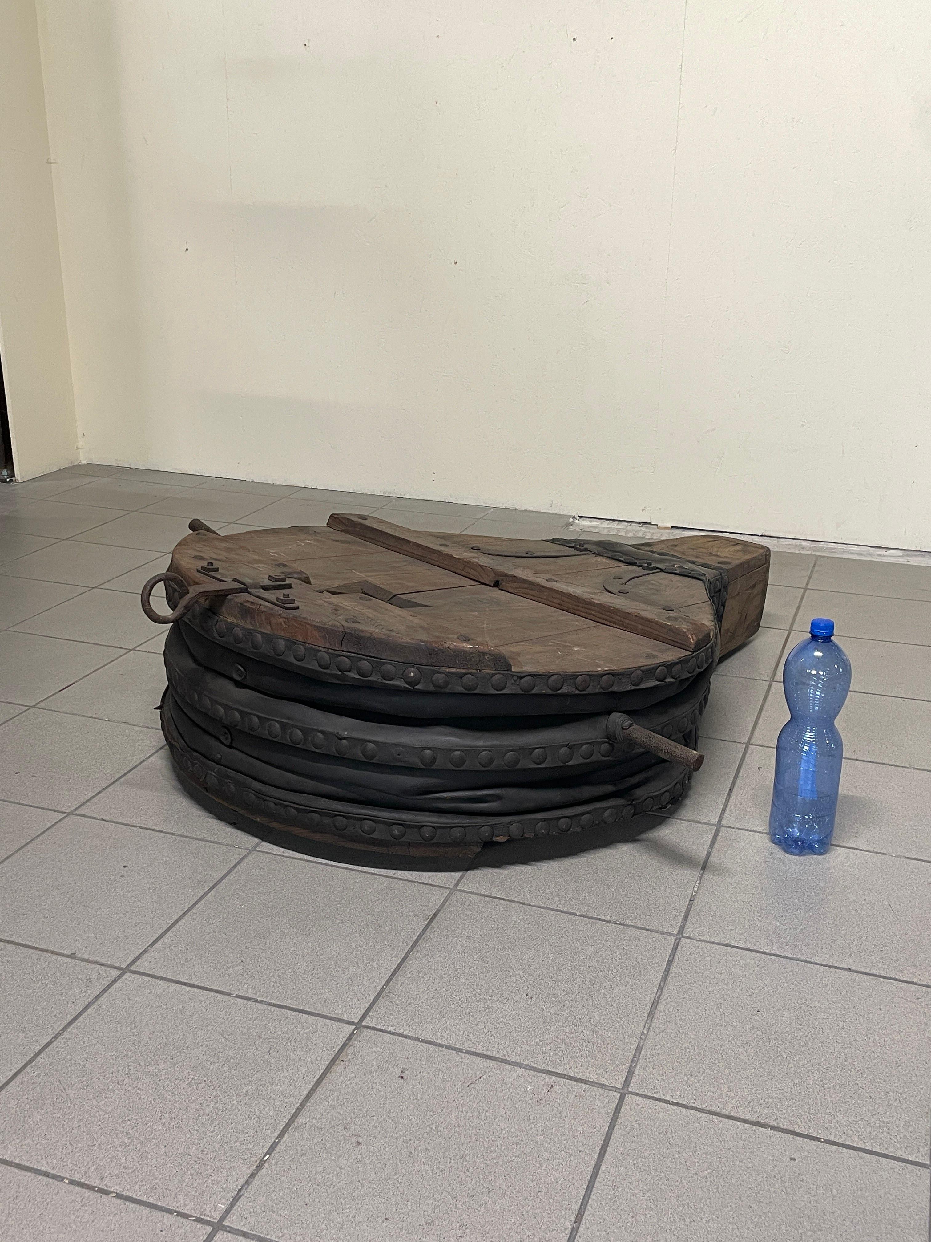 Antico soffietto da fabbro di inizio '900 in legno, ferro battuto e cuoio im Angebot 6