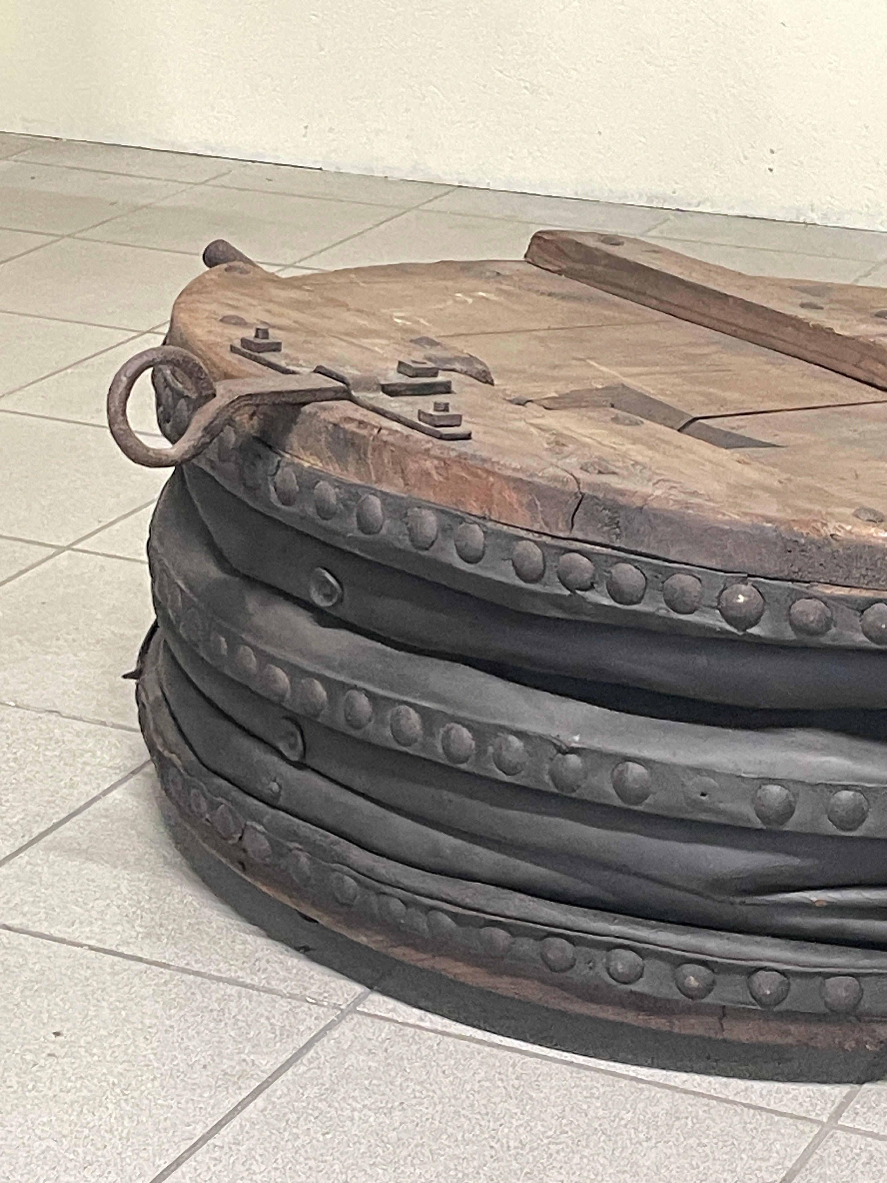 Antico soffietto da fabbro di inizio '900 in legno, ferro battuto e cuoio im Angebot 7