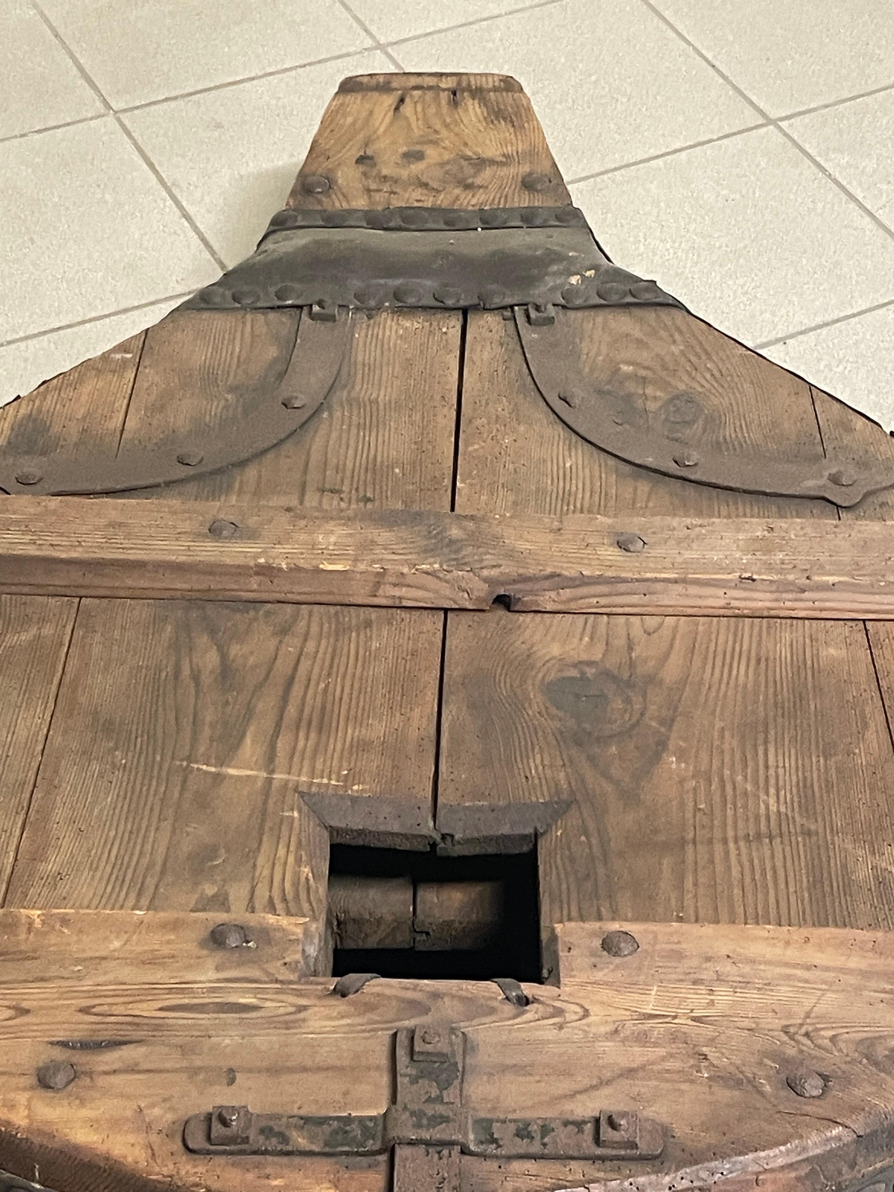 Antico soffietto da fabbro di inizio '900 in legno, ferro battuto e cuoio im Angebot 10