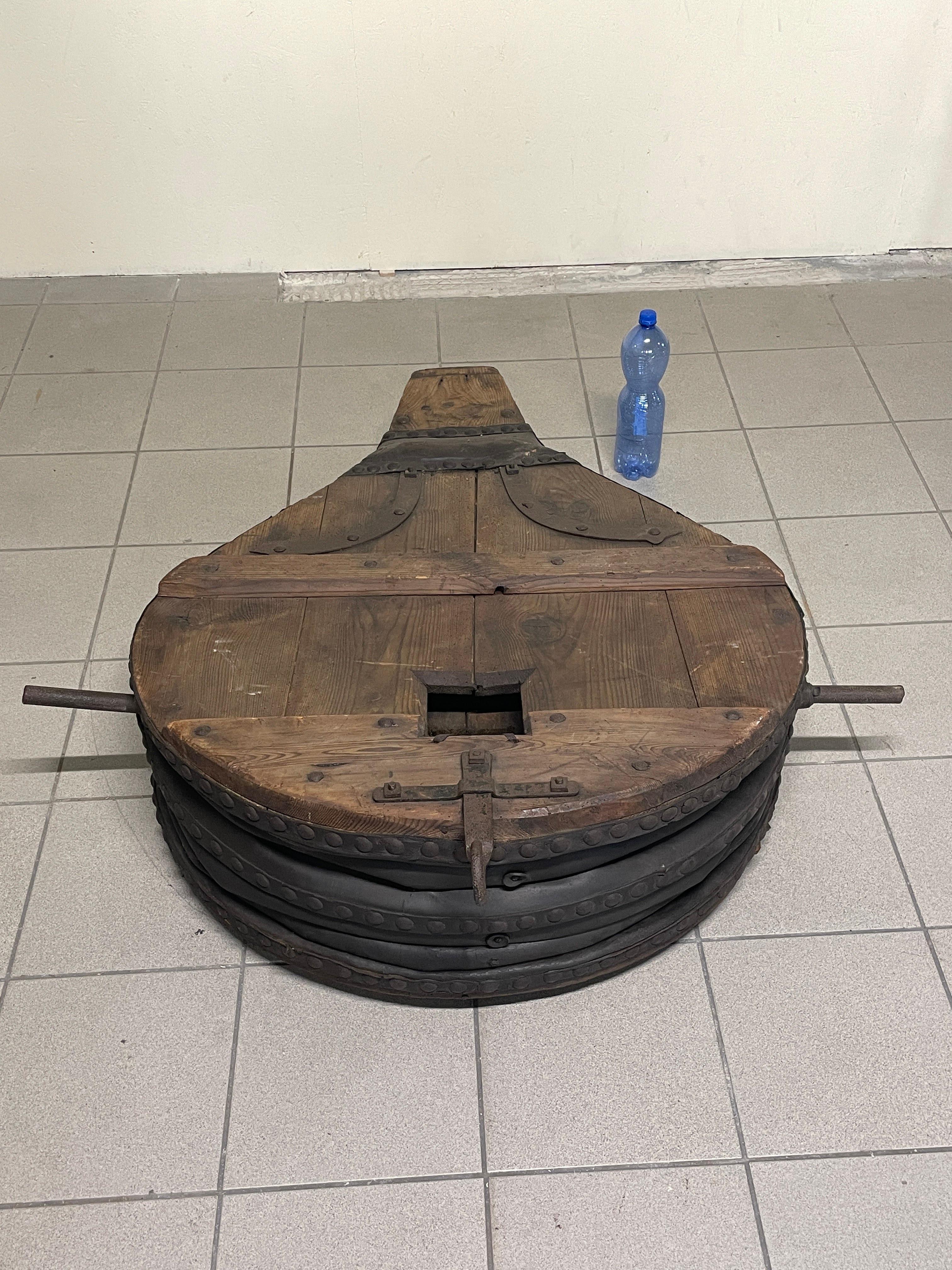 Antico soffietto da fabbro di inizio '900 in legno, ferro battuto e cuoio im Angebot 11