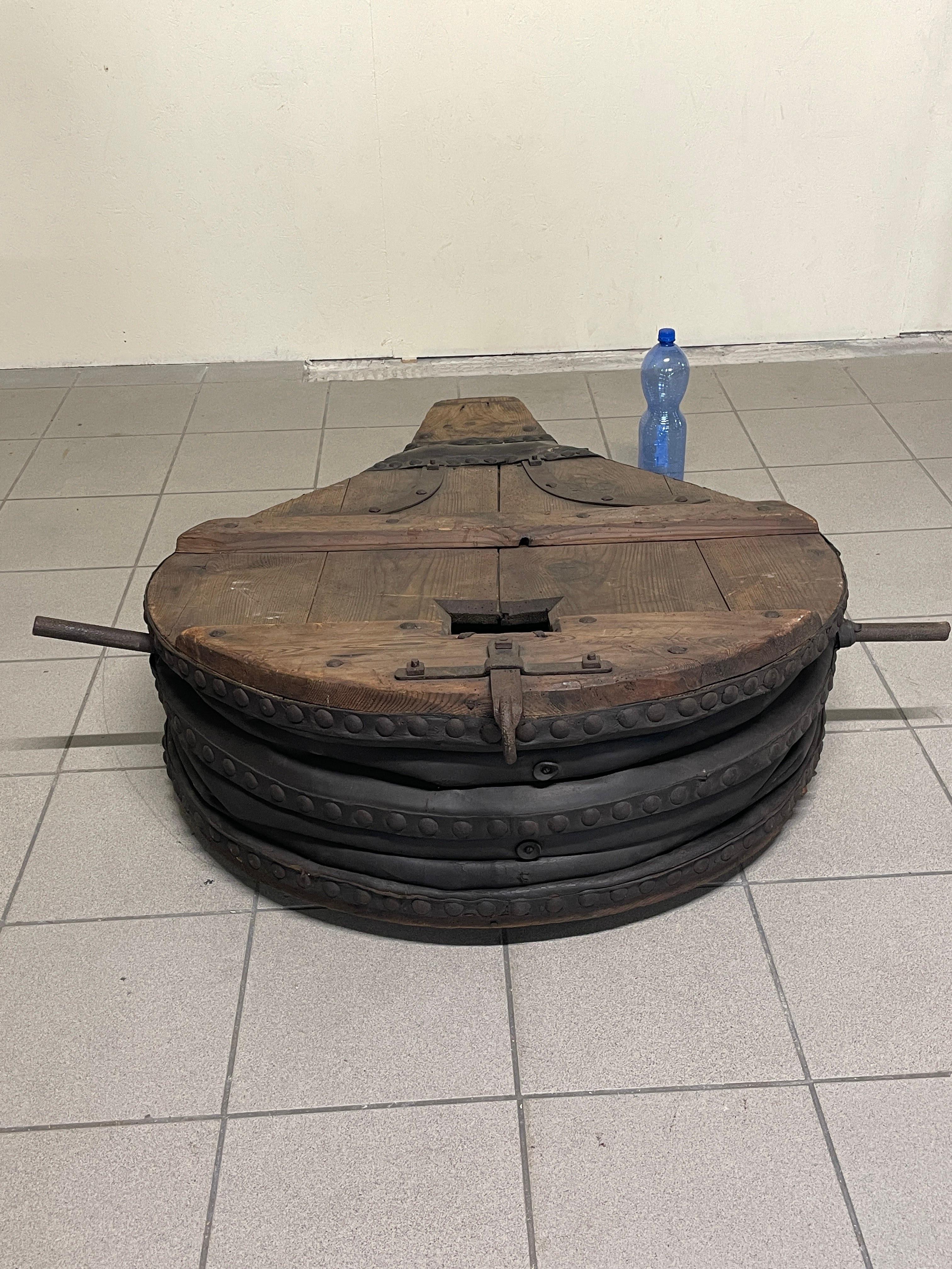 Antico soffietto da fabbro di inizio '900 in legno, ferro battuto e cuoio im Angebot 12