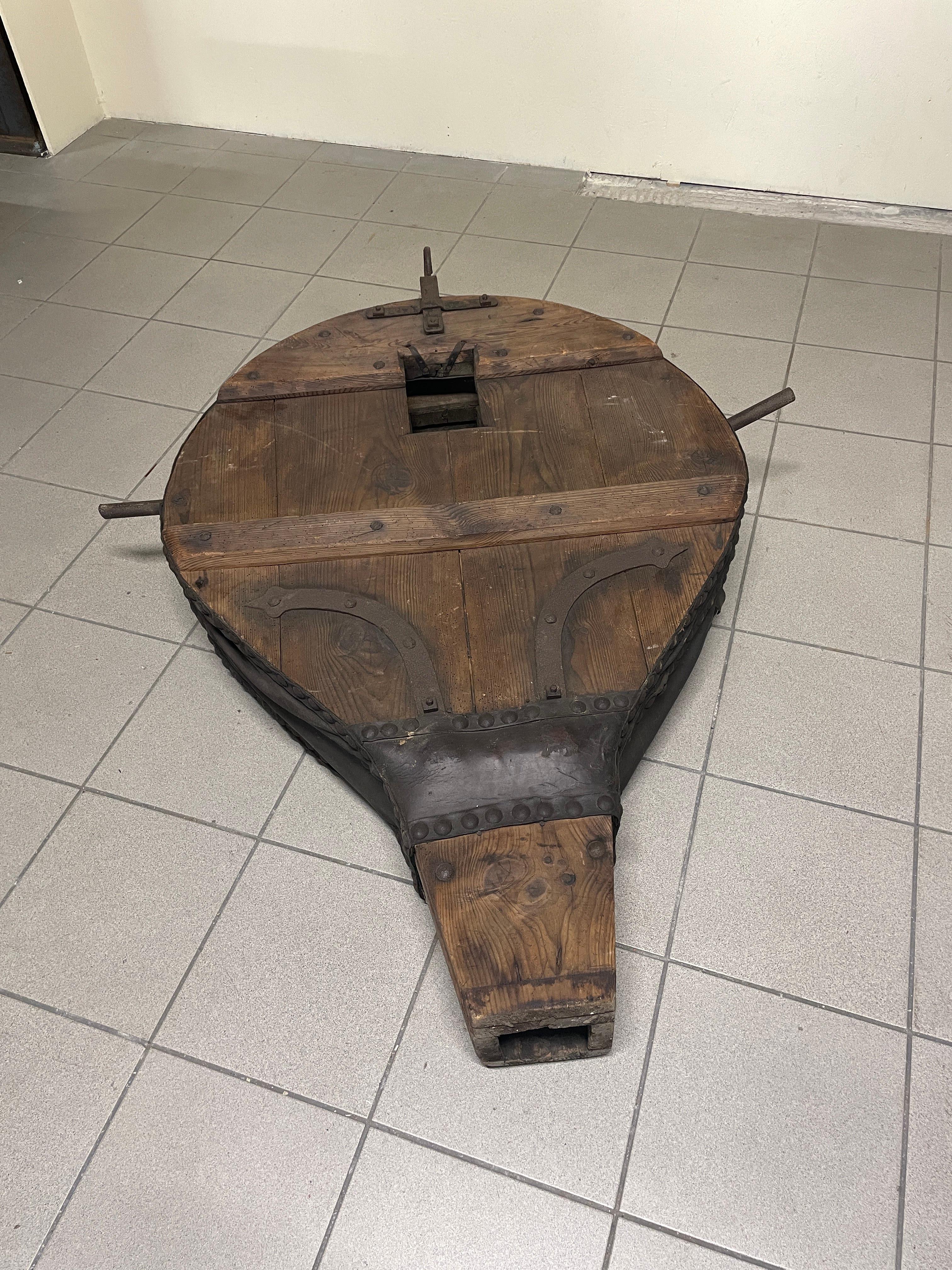 Grande mantice da fabbro di inizio ‘900 in cuoio, ferro battuto e pino.

Questo antico soffietto alimentava, un tempo, il fuoco di una vecchia fucina oggi invece potrebbe essere un originale tavolo da camino o un pezzo decorativo unico all’interno