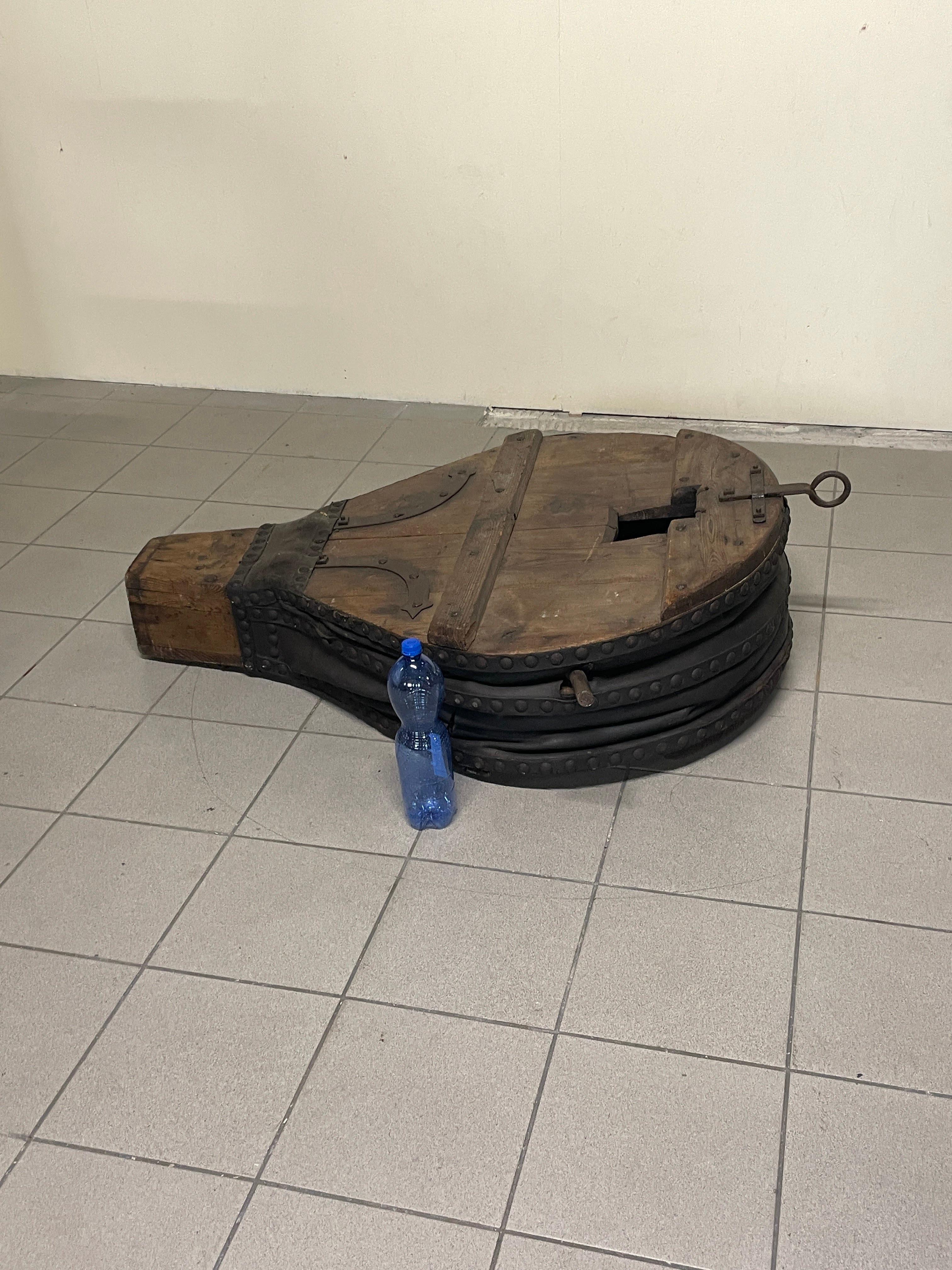 Antico soffietto da fabbro di inizio '900 in legno, ferro battuto e cuoio im Angebot 13