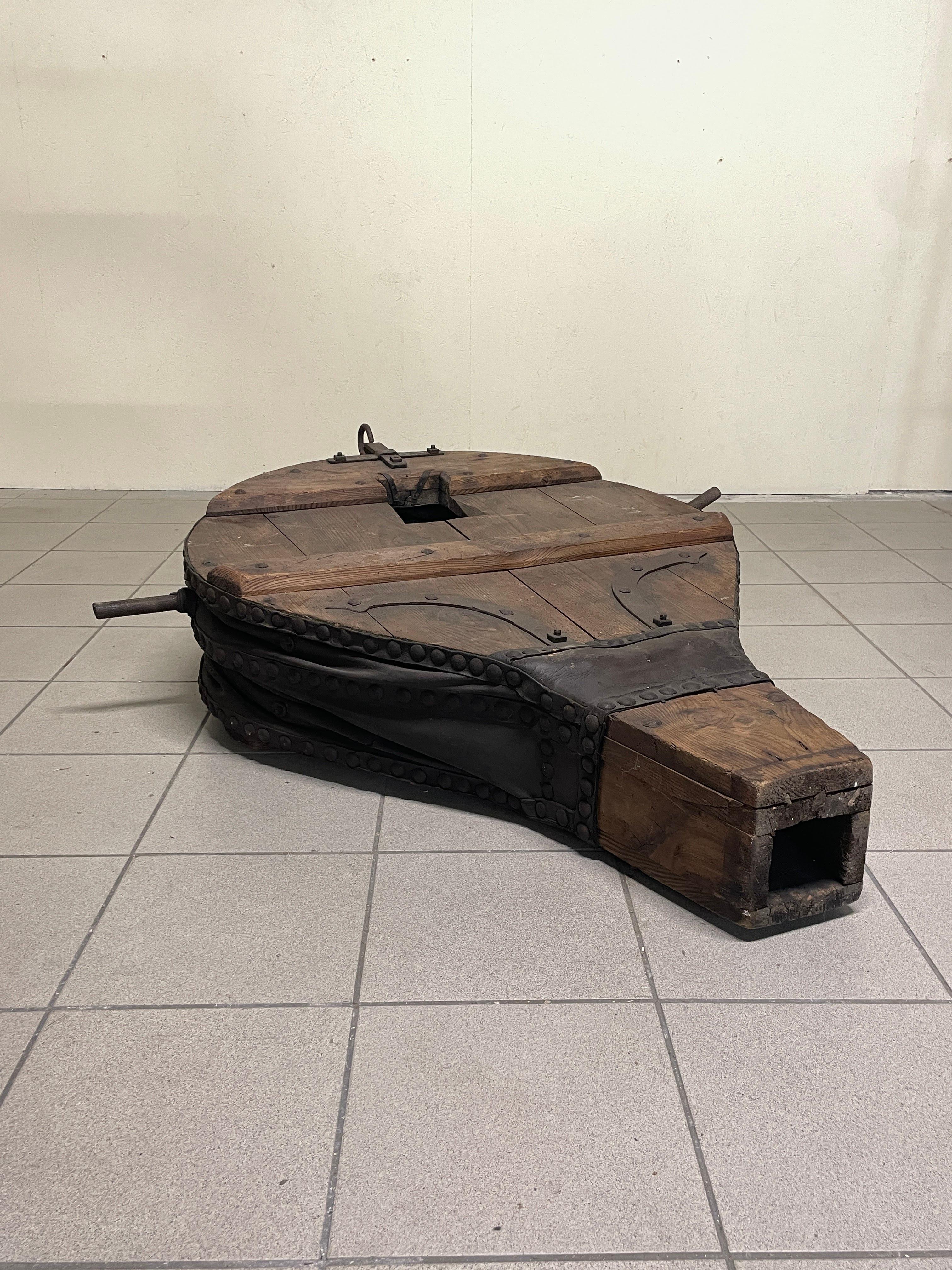 Antico soffietto da fabbro di inizio '900 in legno, ferro battuto e cuoio (French) im Angebot