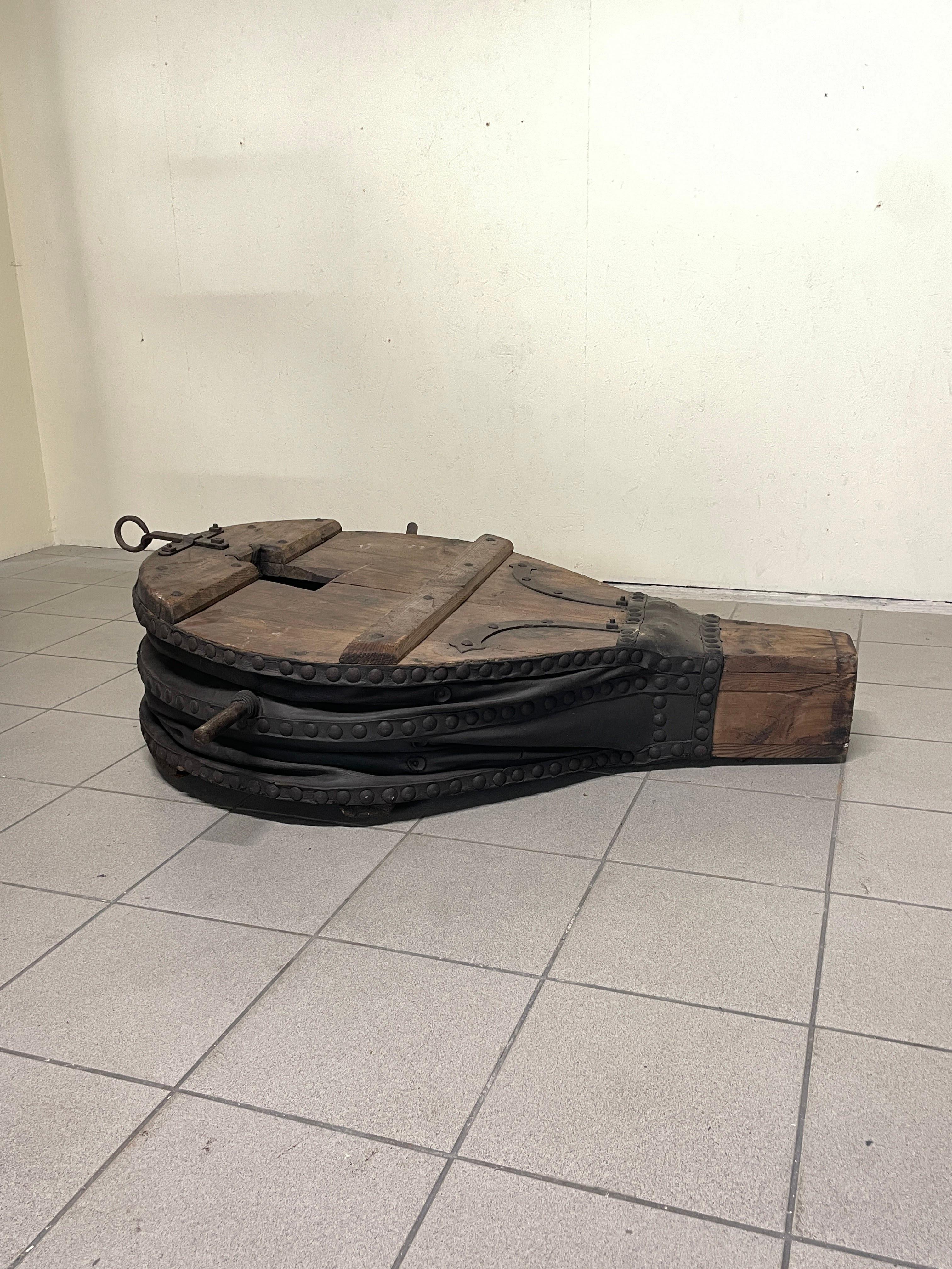 Antico soffietto da fabbro di inizio '900 in legno, ferro battuto e cuoio im Zustand „Gut“ im Angebot in SAN PIETRO MOSEZZO, NO