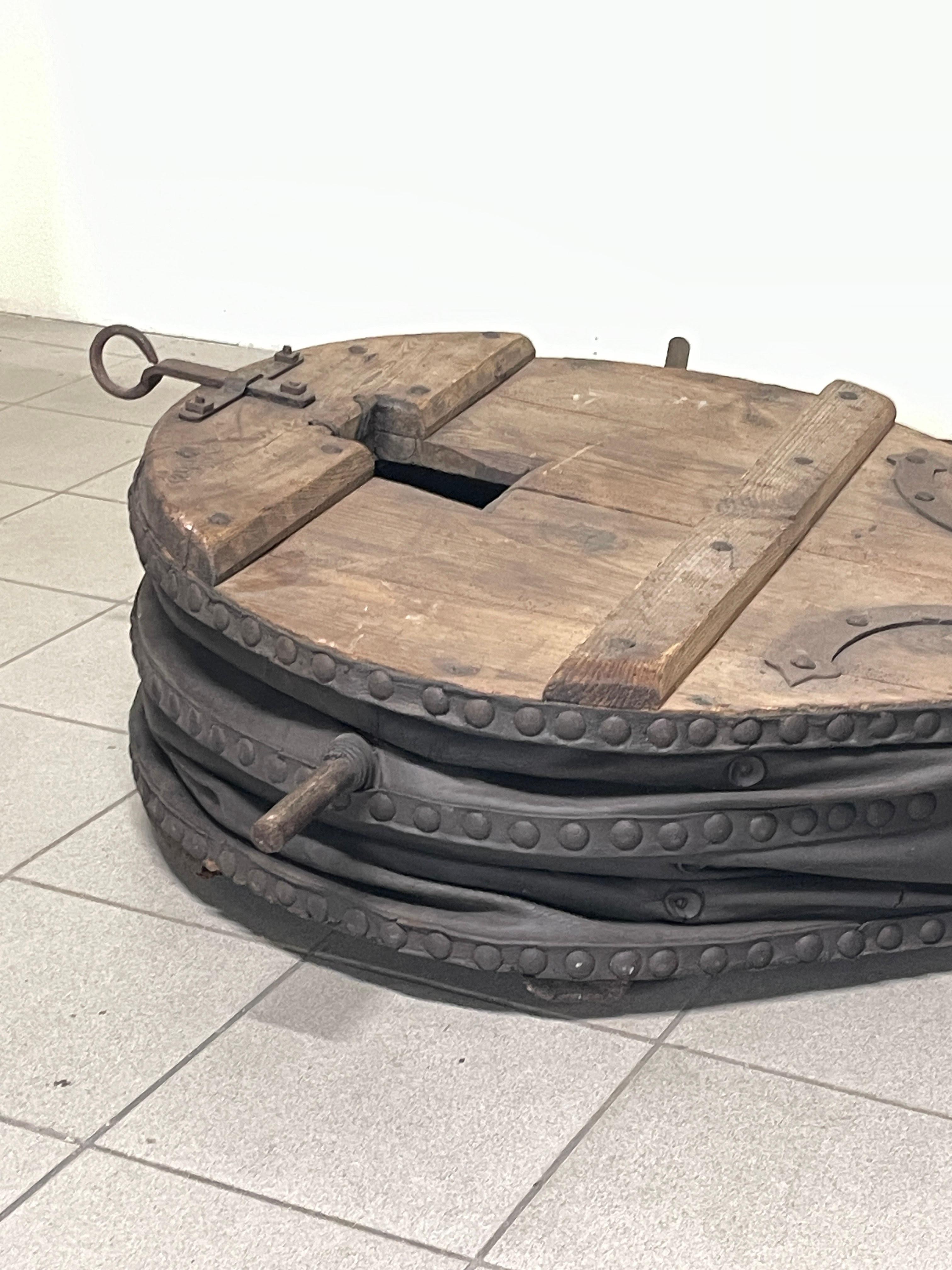 Antico soffietto da fabbro di inizio '900 in legno, ferro battuto e cuoio (20th Century) im Angebot