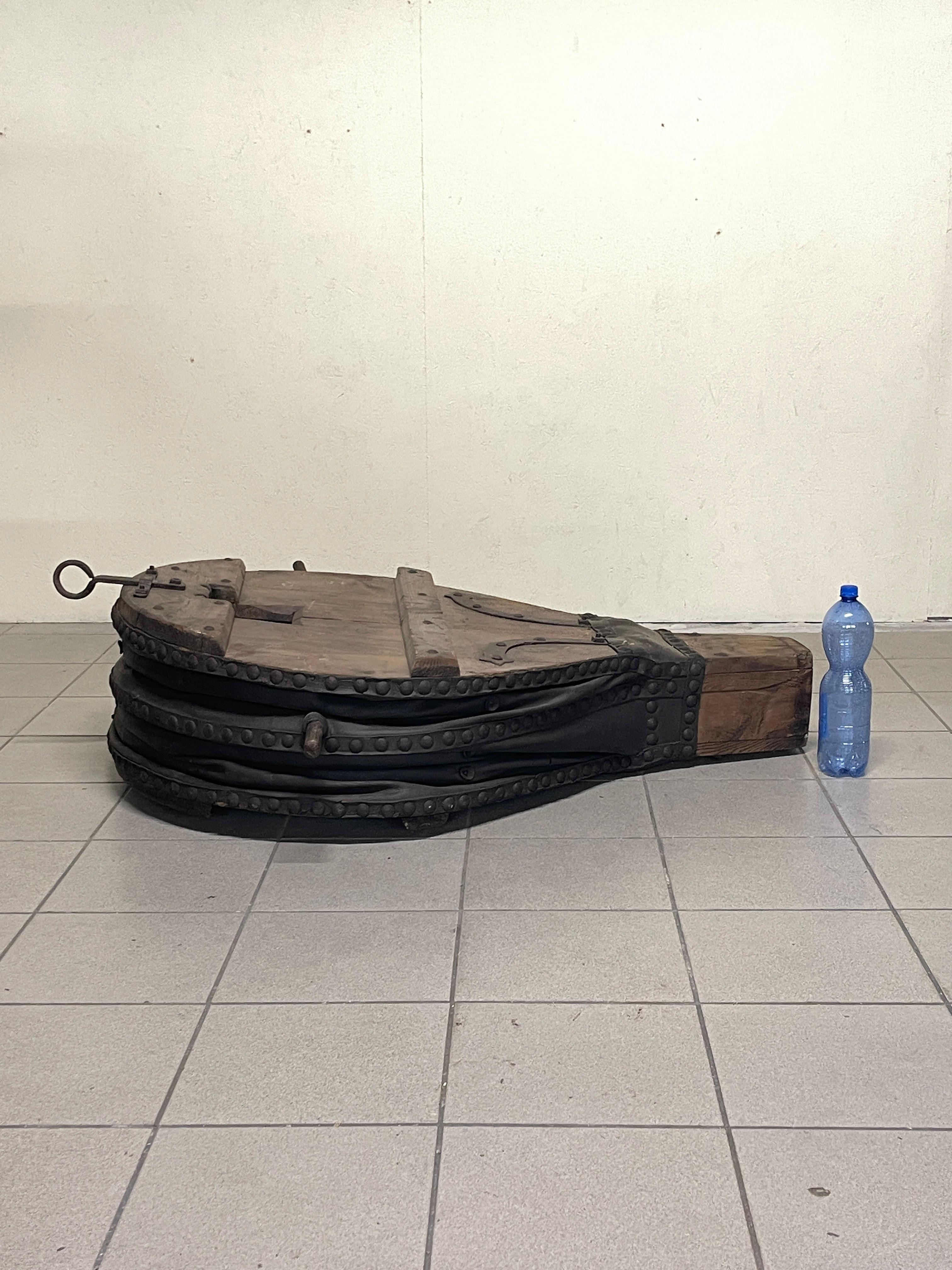 Antico soffietto da fabbro di inizio '900 in legno, ferro battuto e cuoio (Leder) im Angebot