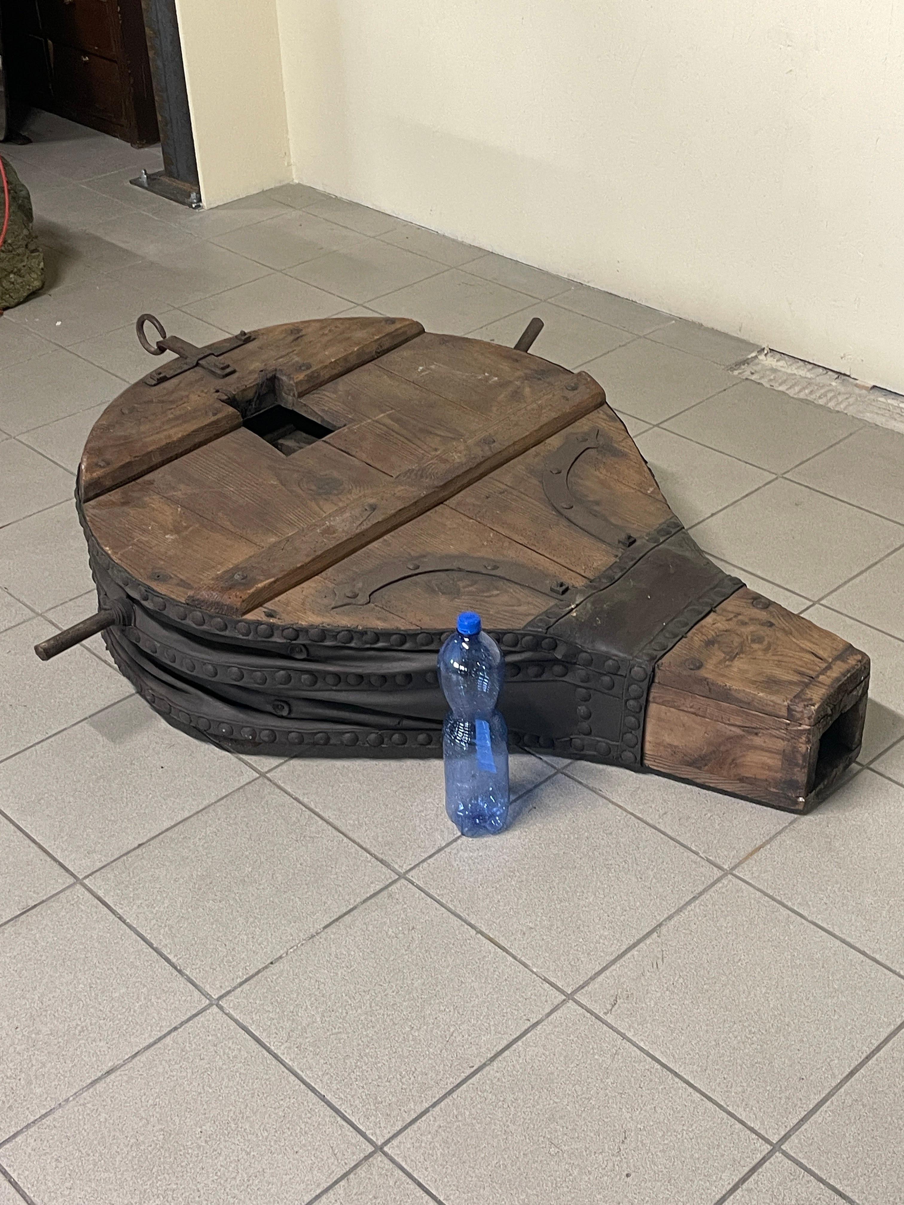 Antico soffietto da fabbro di inizio '900 in legno, ferro battuto e cuoio im Angebot 1